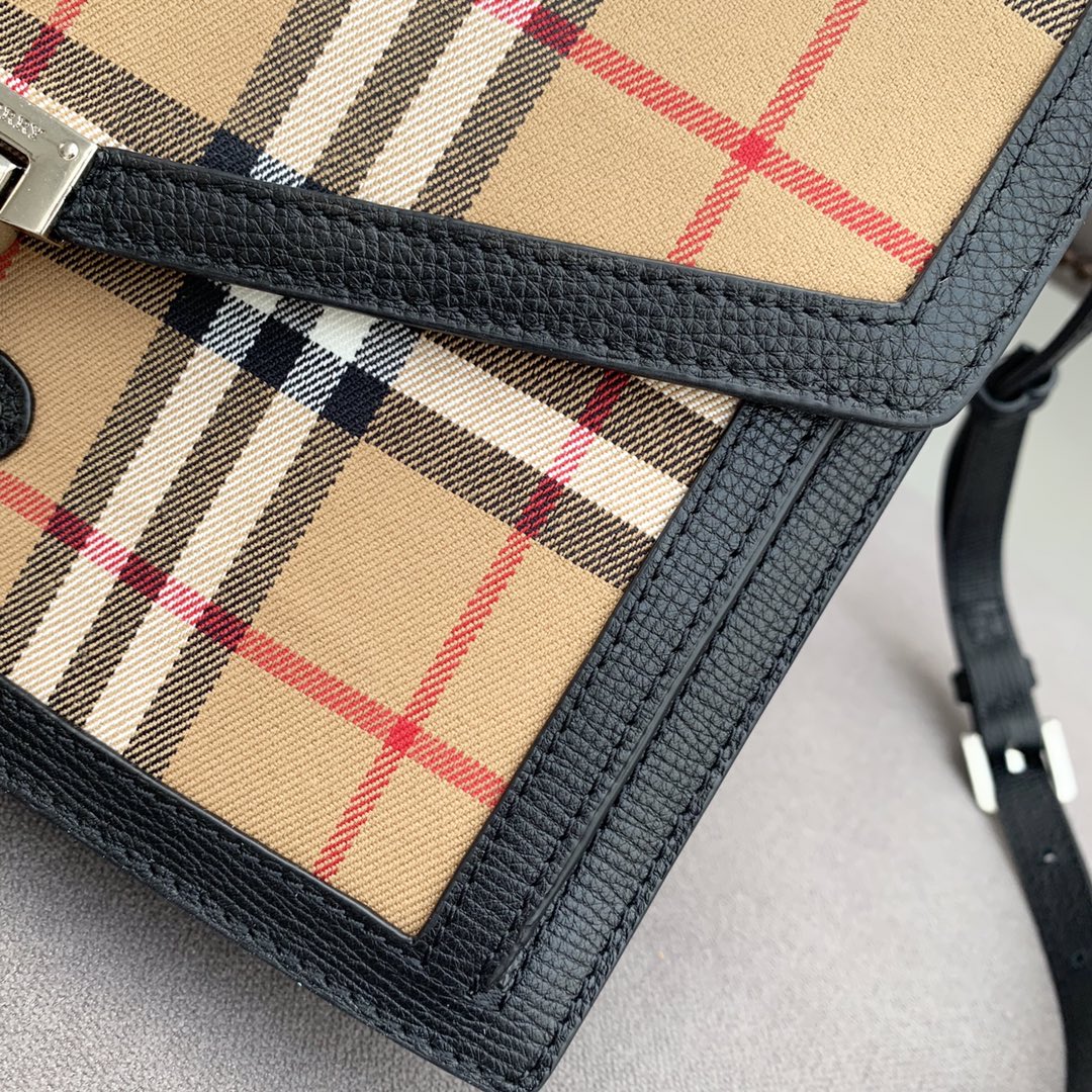 Сумка через плечо Burberry 2022 года в винтажном клетчатом стиле.