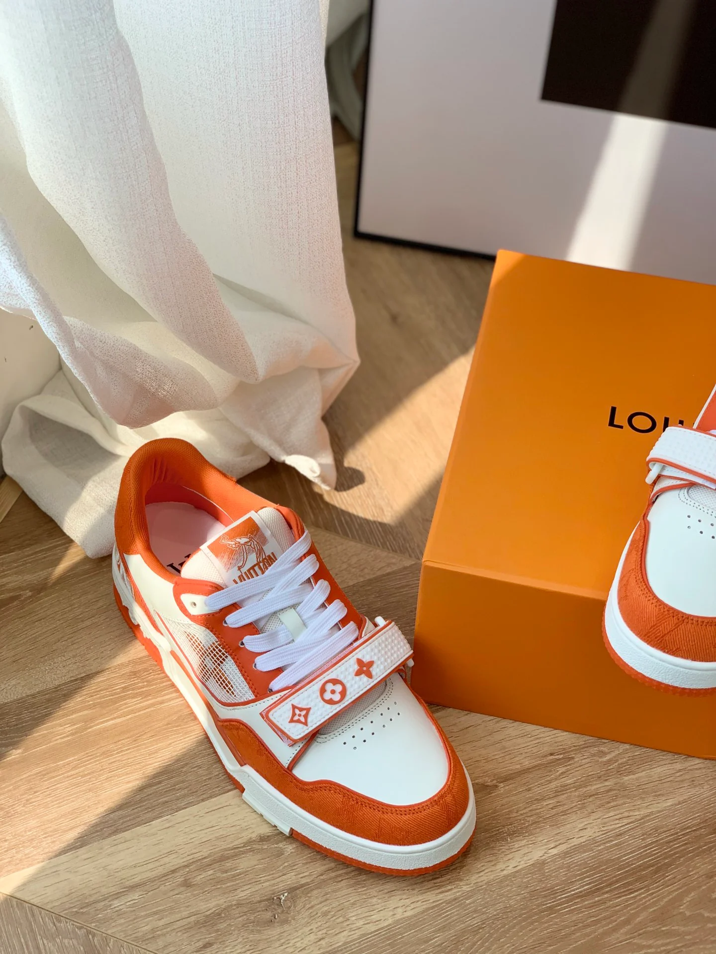 Серия LV-trainer - красные кроссовки