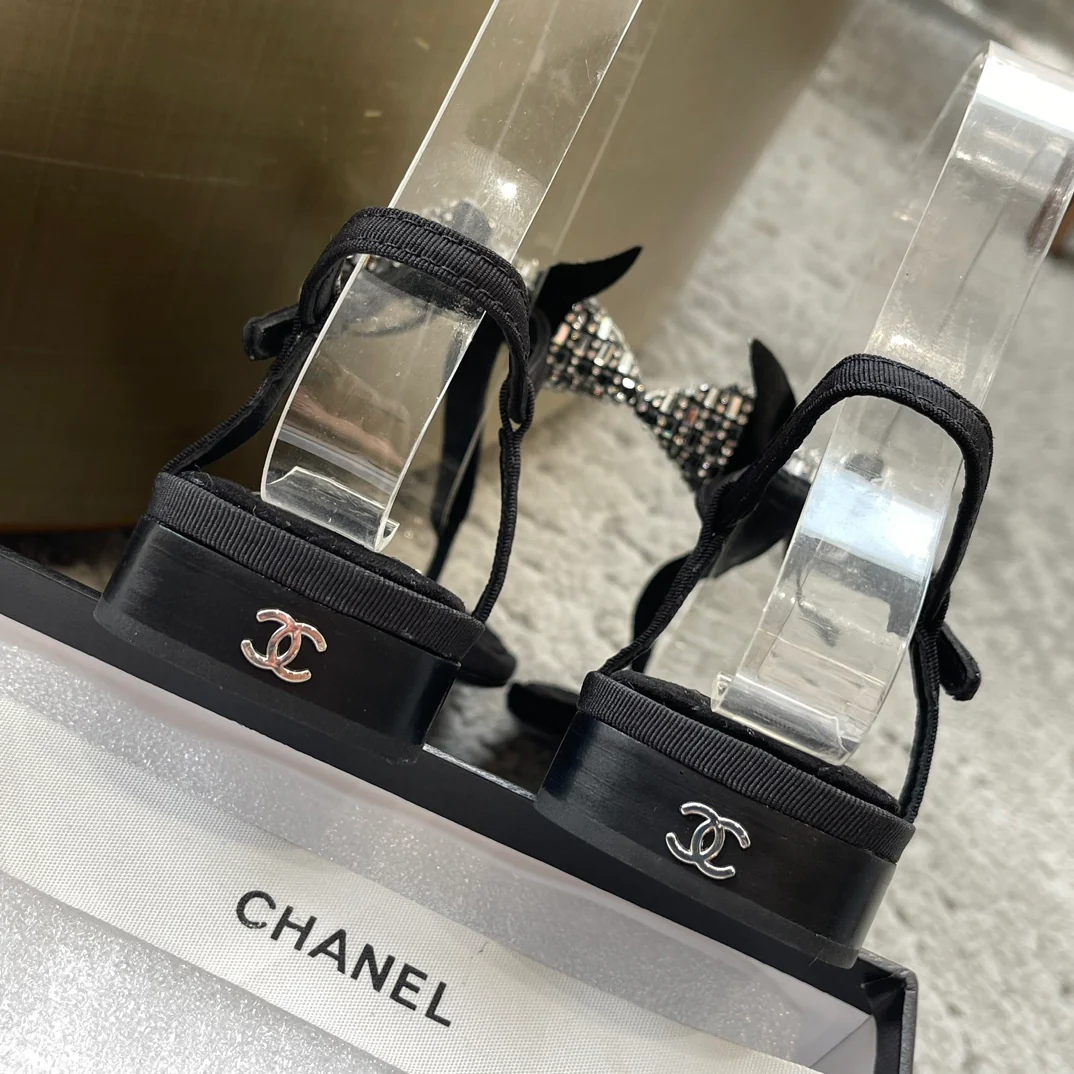 Новинка сезона весна/лето 2023 от Chanel - Сандалии-вьетнамки с бантом из хрустальных страз - Черные