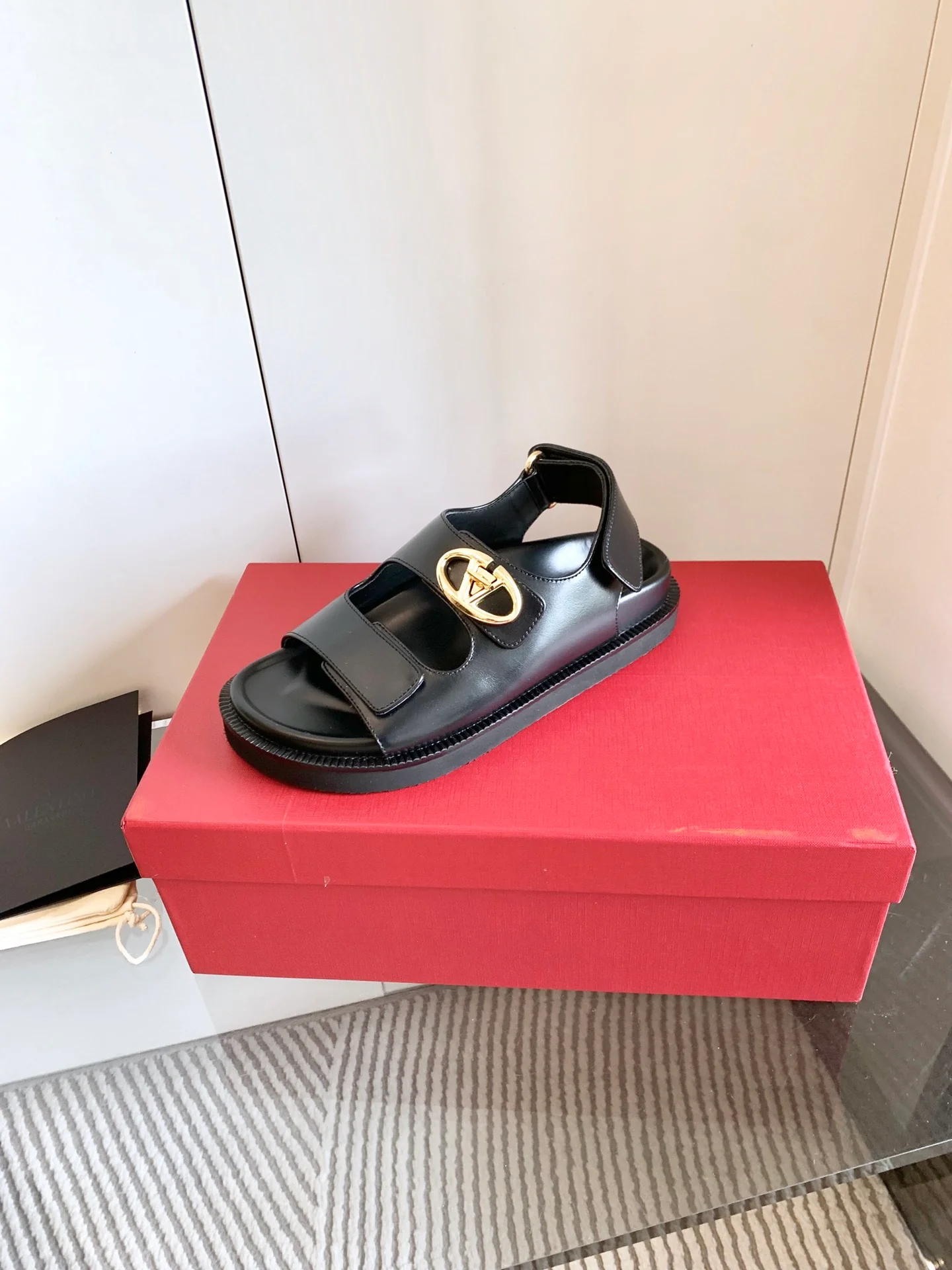 Пляжные сандалии Valentino 2024 - черные