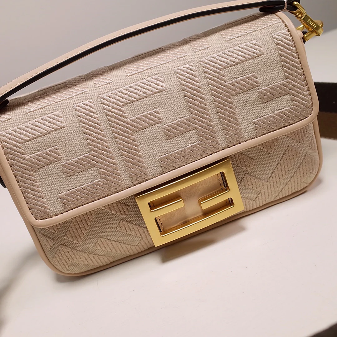 Сумка Fendi Baquette, маленькая, из розового холста.
