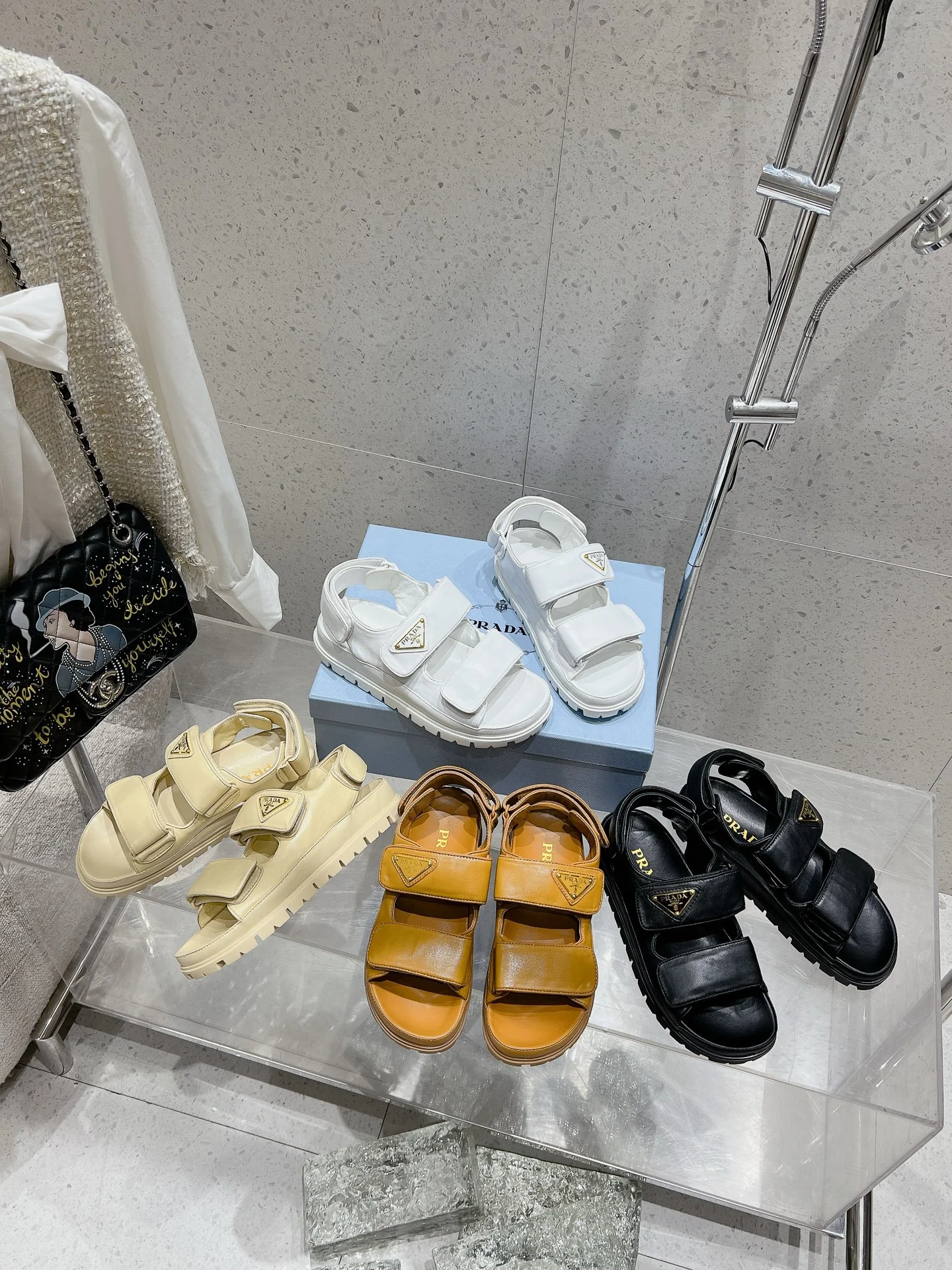 Сандалии Prada 2024 с логотипом на липучке - изображение из коллекции