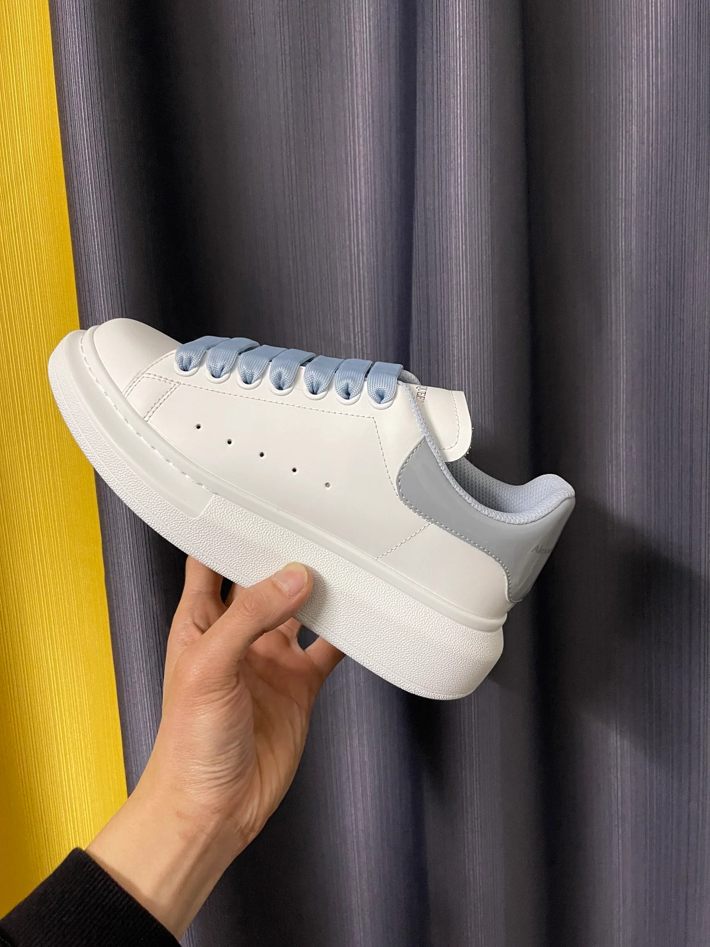 Классические белые кроссовки McQueen - унисекс - на каблуке из синей лакированной кожи - 1