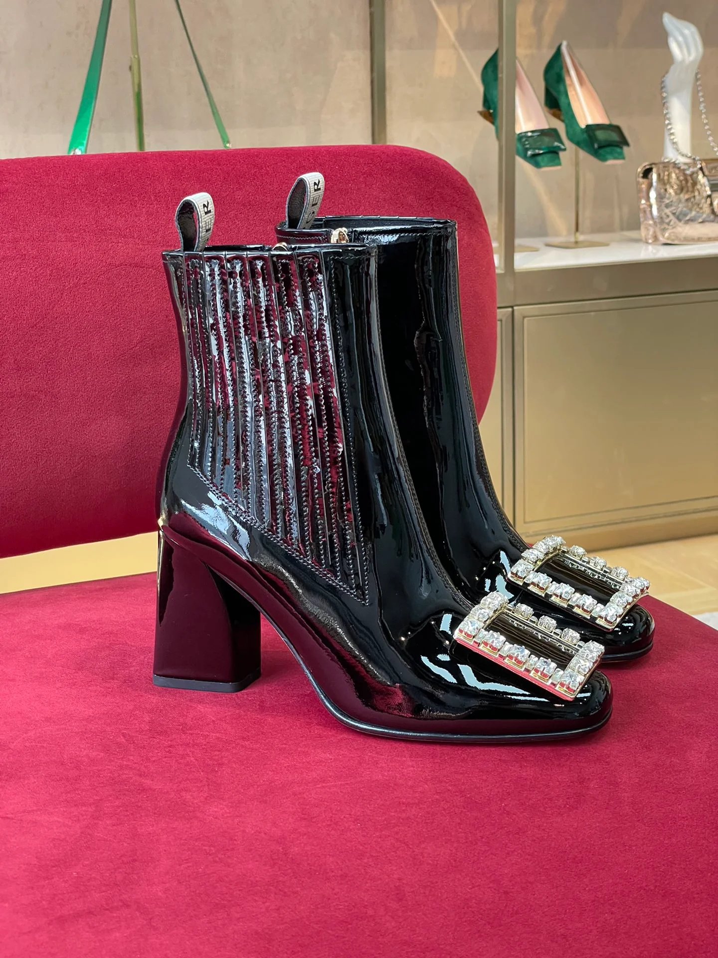 Обувь RV - Коллекция осень/зима 2022 - Лакированные ботильоны с пряжками, украшенными стразами.