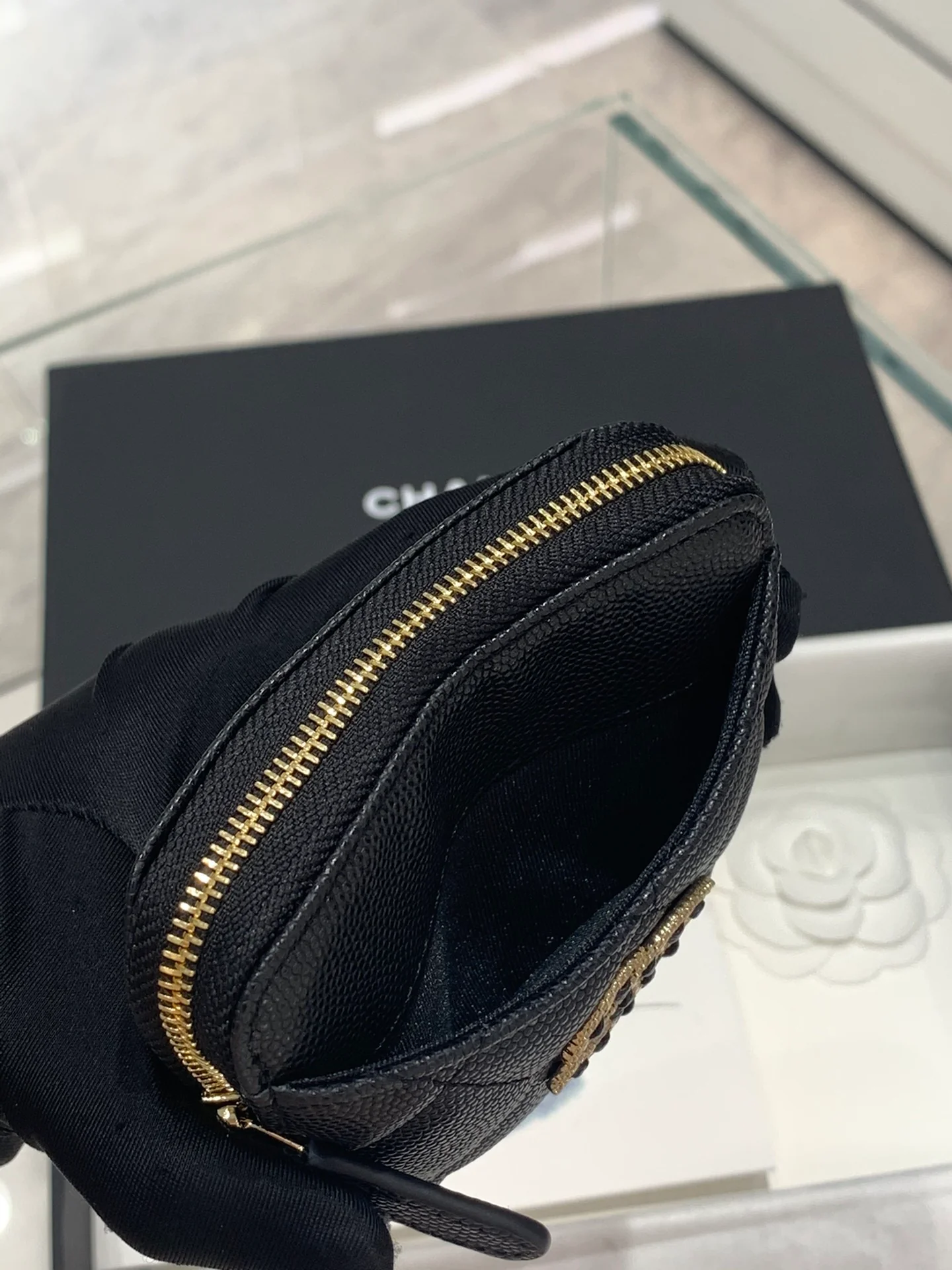 Монетоприемник Chanel 22S с бриллиантовой пряжкой - черный