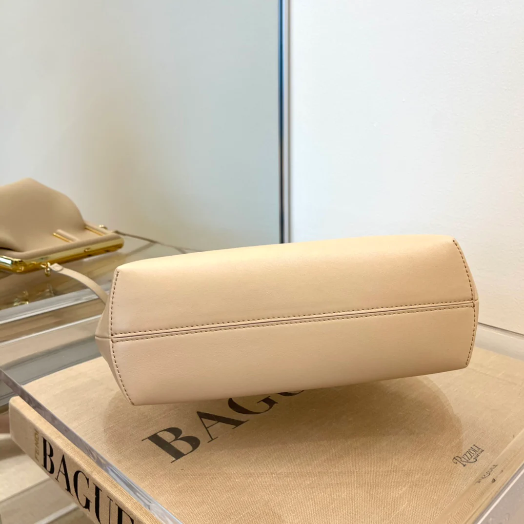 Fendi - первая розовая кожаная сумка