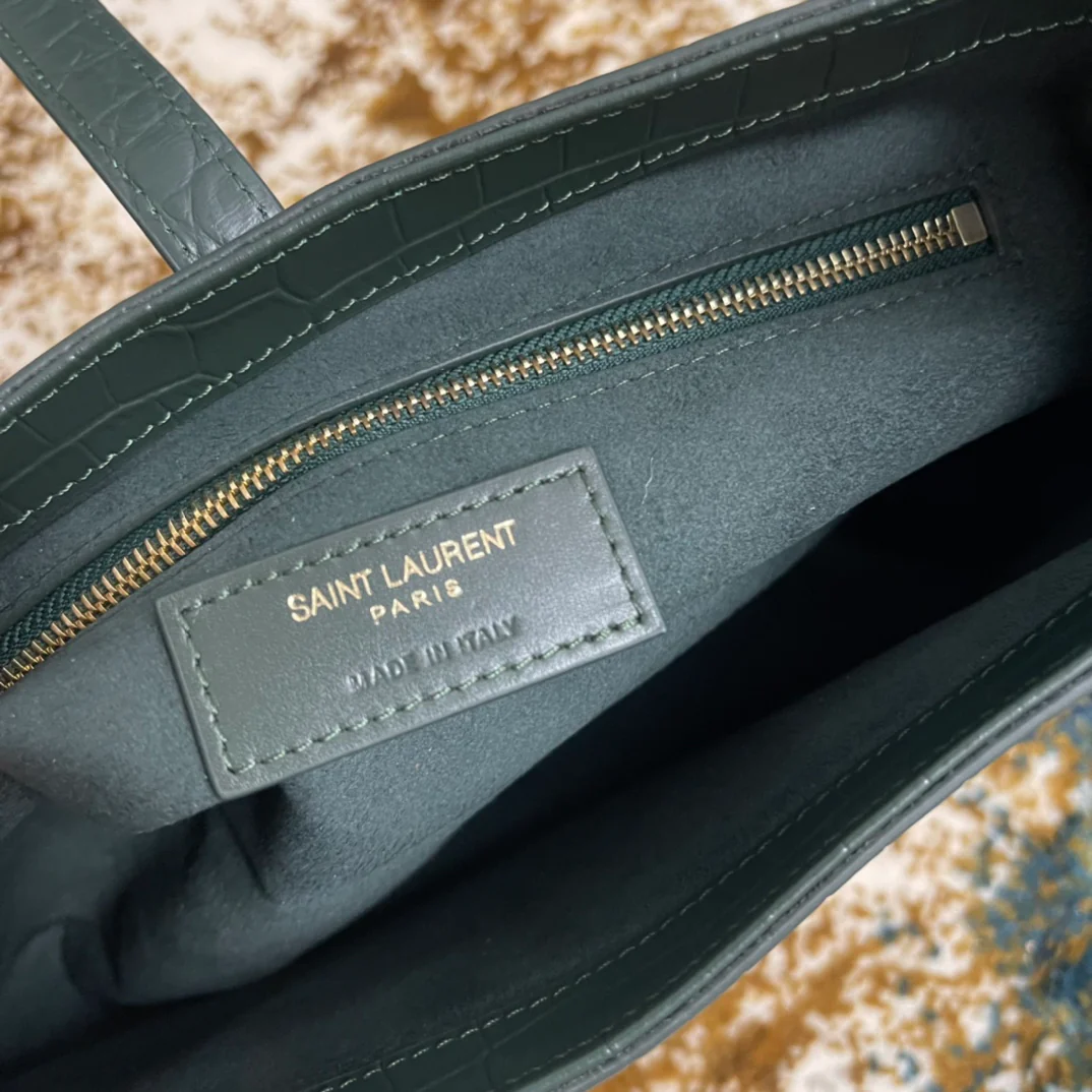 Сумка-седло YSL - зеленая с тиснением под крокодиловую кожу и золотой пряжкой.