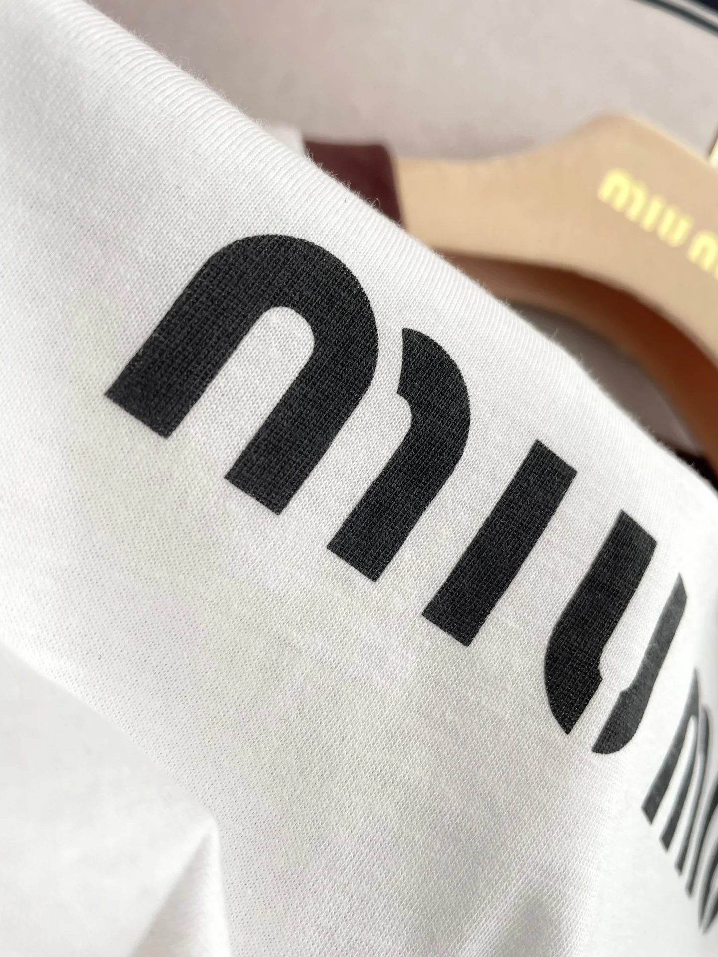 Miu Miu - 2404 - Футболка с коротким рукавом и буквенным принтом