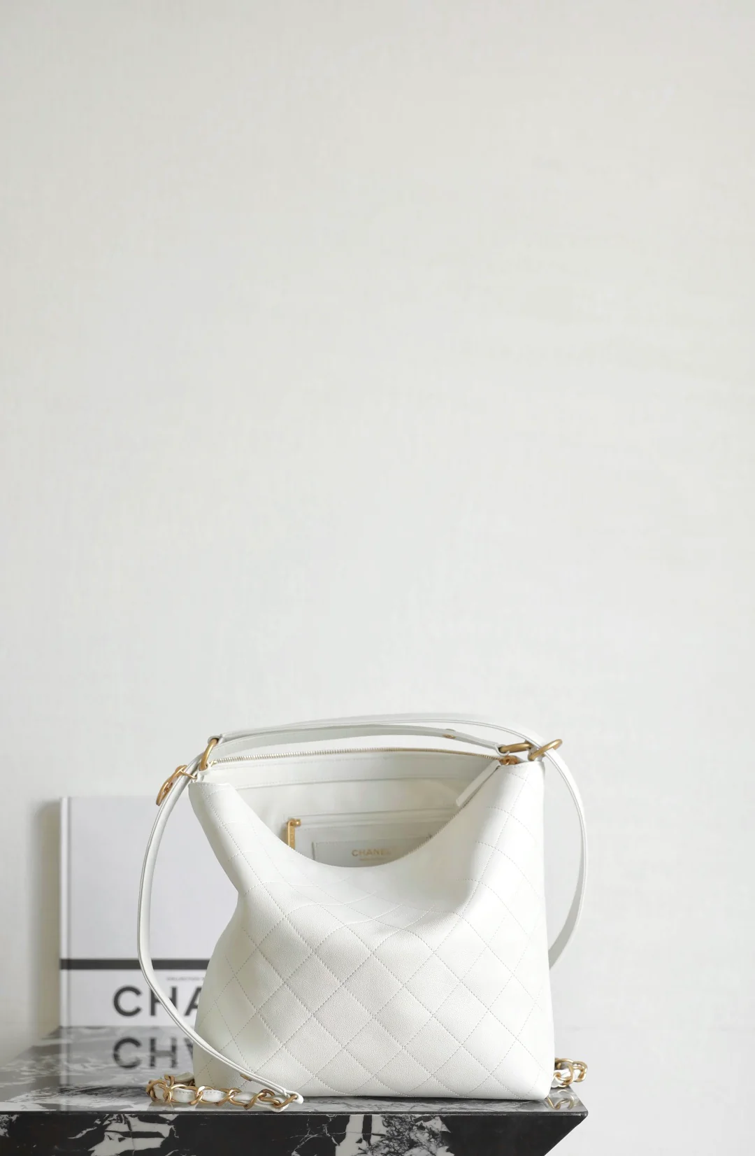 Рюкзак Chanel весна/лето, средний размер, белый с золотой пряжкой.