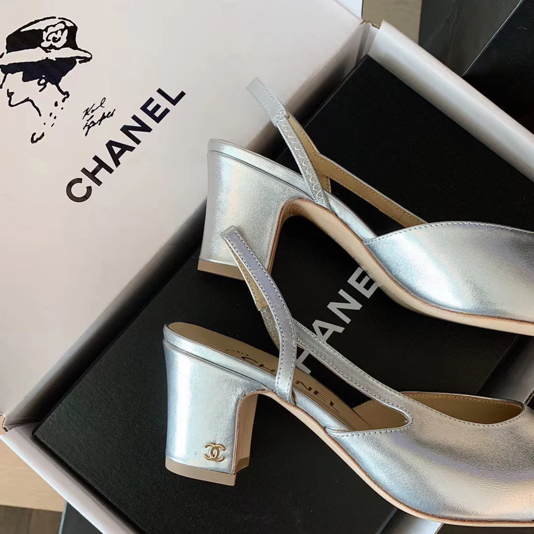 Классические сандалии Chanel на массивном каблуке - серебристые