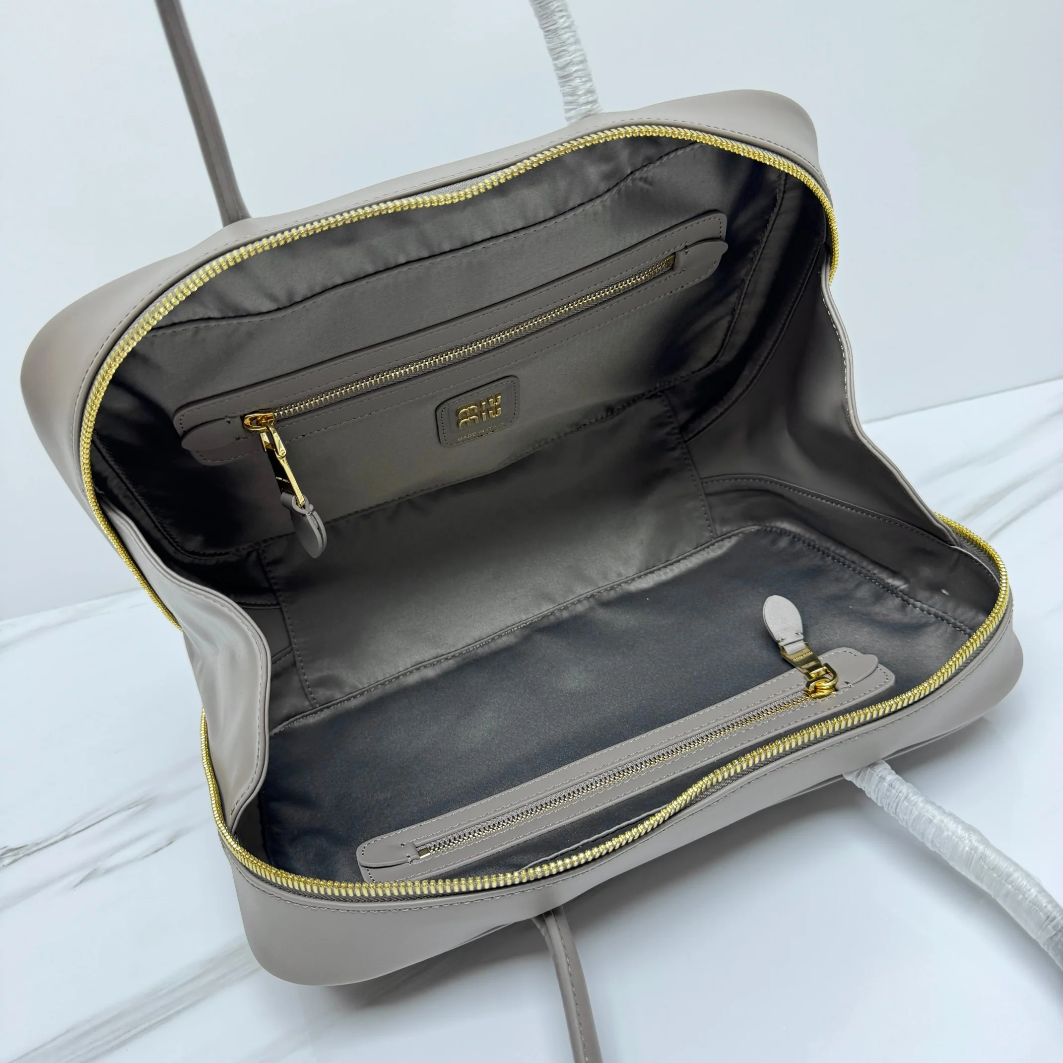 Портфель Miu Miu 5bb117 с длинной ручкой, полностью кожаный, серый.