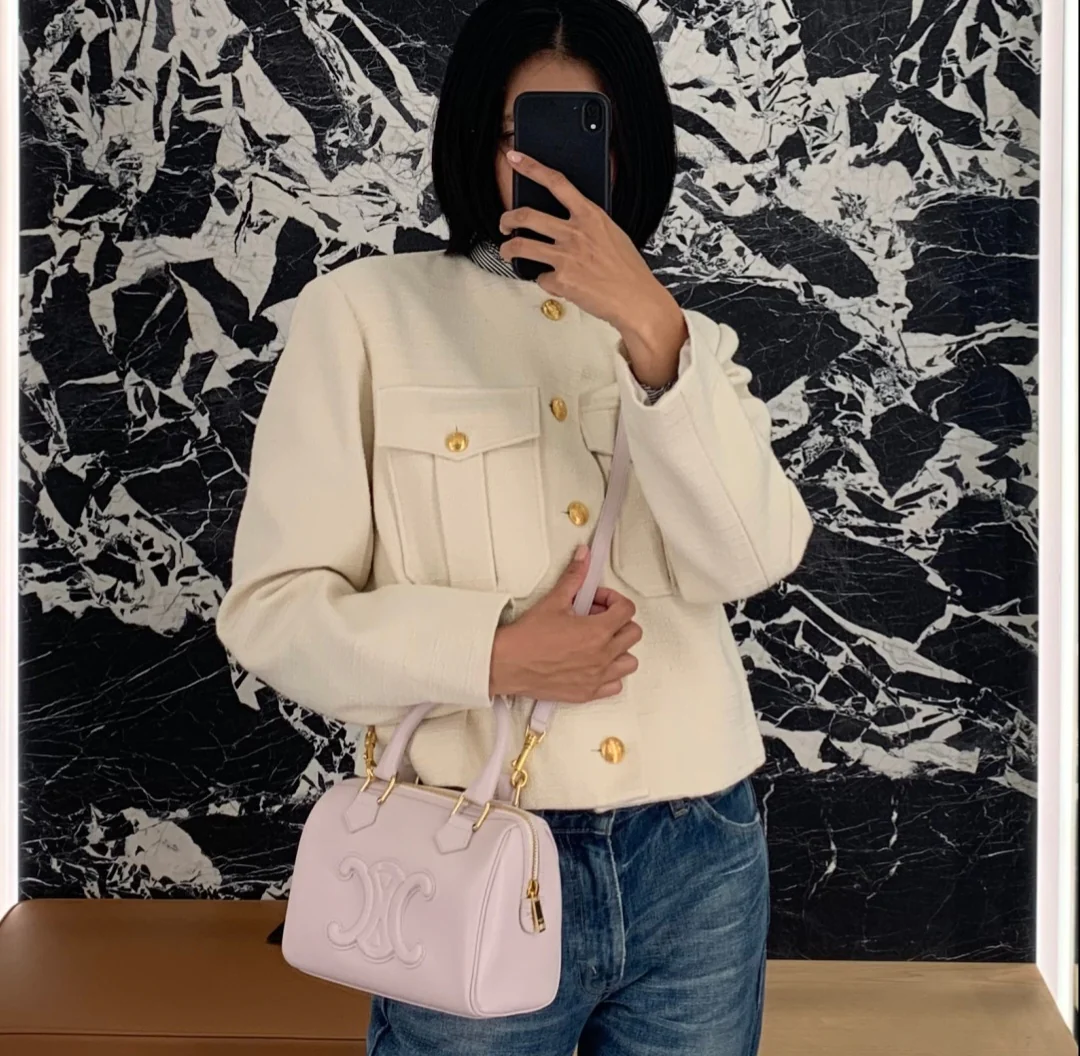 Коллекция Celine Весна/Лето 2023 - Сумка Boston Bag из гладкой телячьей кожи Cuir Triomphe - Розово-абрикосовый цвет - Маленький размер