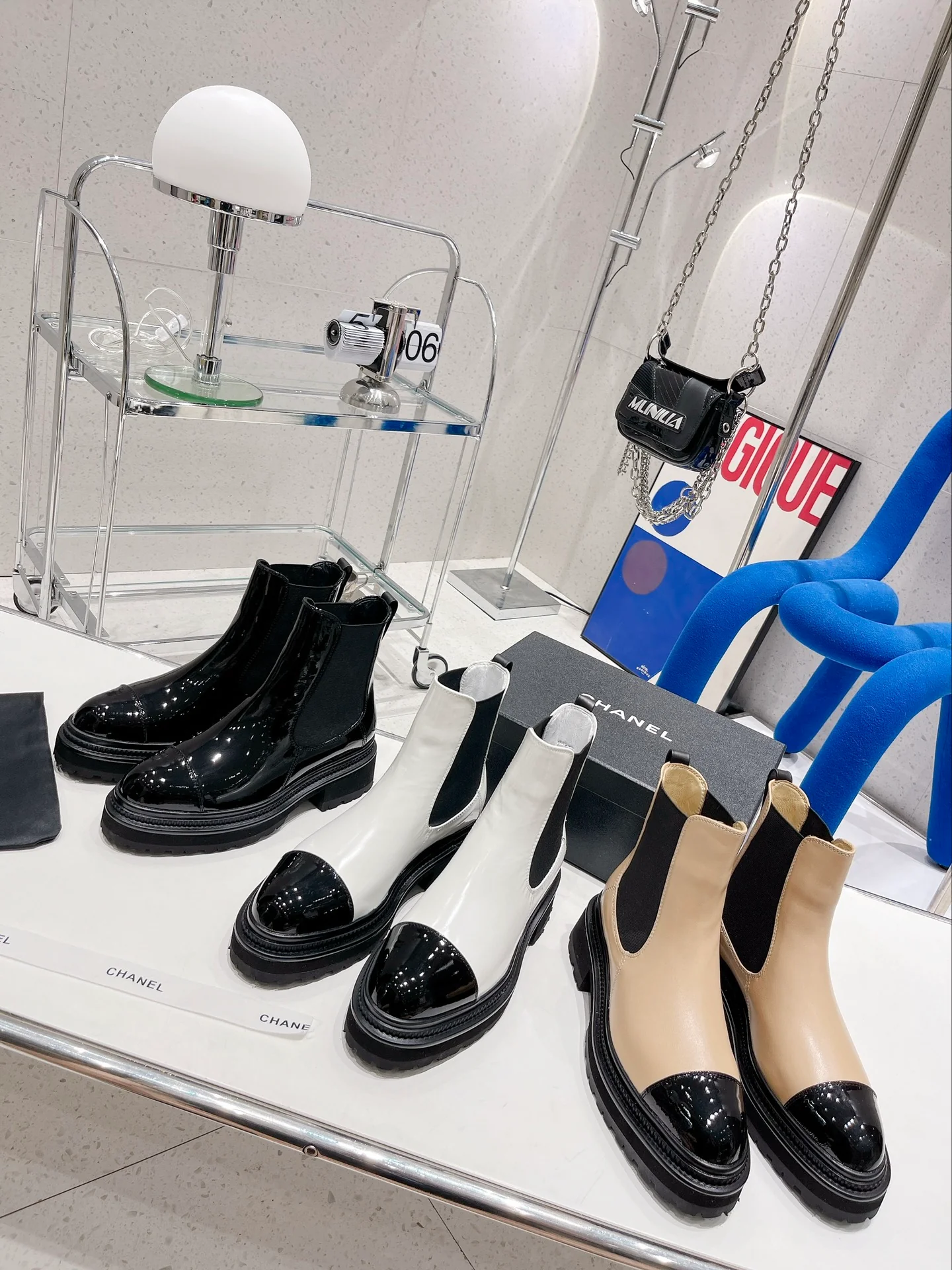 Ботинки челси — новинка осенне-зимней коллекции 2022 года — белые.