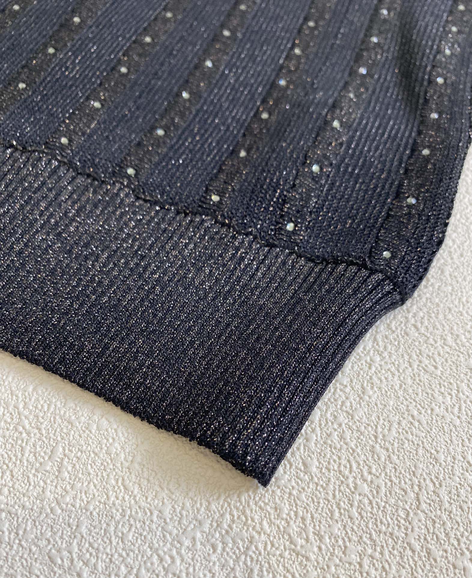 Chanel - 2404 - Новинка ранней весны: вязаный жилет на тонких бретелях - черный