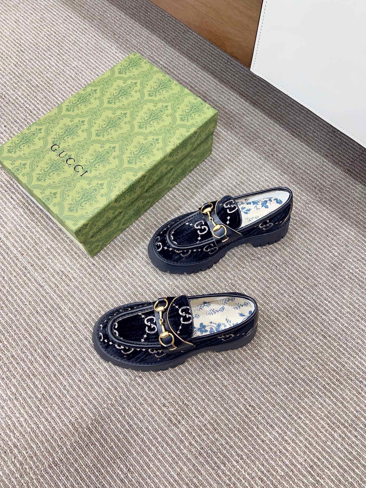 Новинка сезона осень/зима 2023 от Gucci — Лоферы — Черные с монограммой.