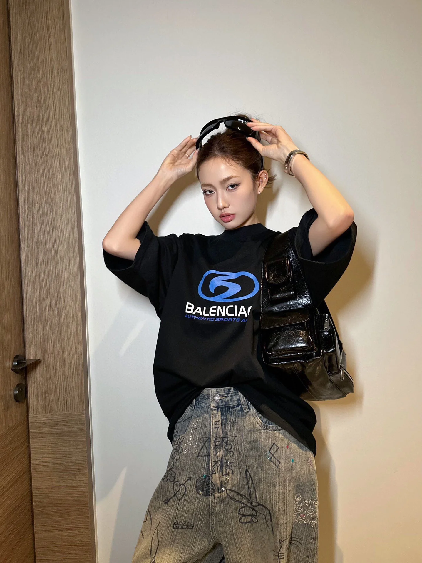 Футболка Balenciaga 2403 Surfer Maxi Loose Cotton Short-Sleeve Tee черного цвета.