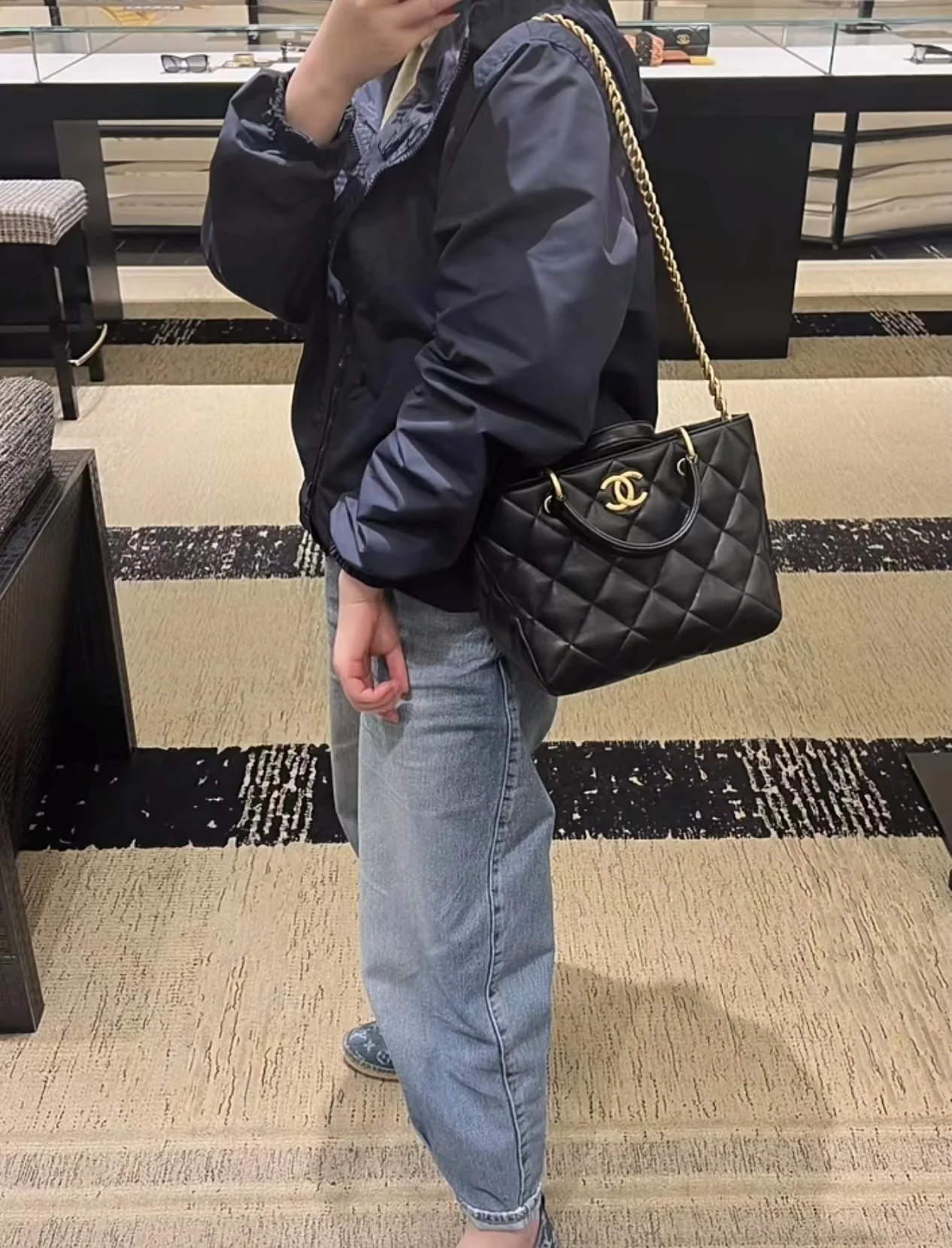 Сумка-тоут Chanel 23B из овечьей кожи, черная.