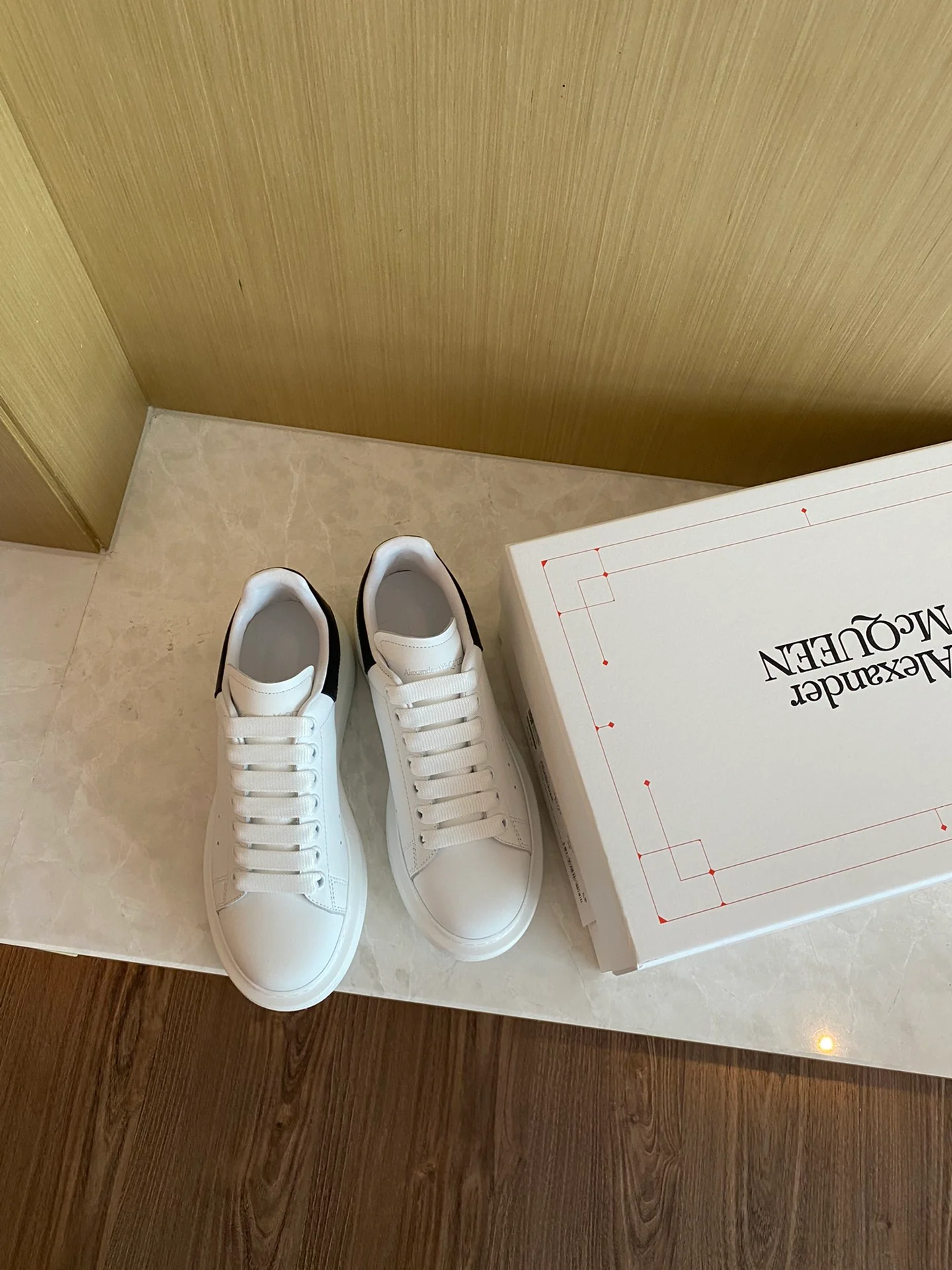 McQueen - Классические белые кроссовки - Улыбающаяся пятка - Черные