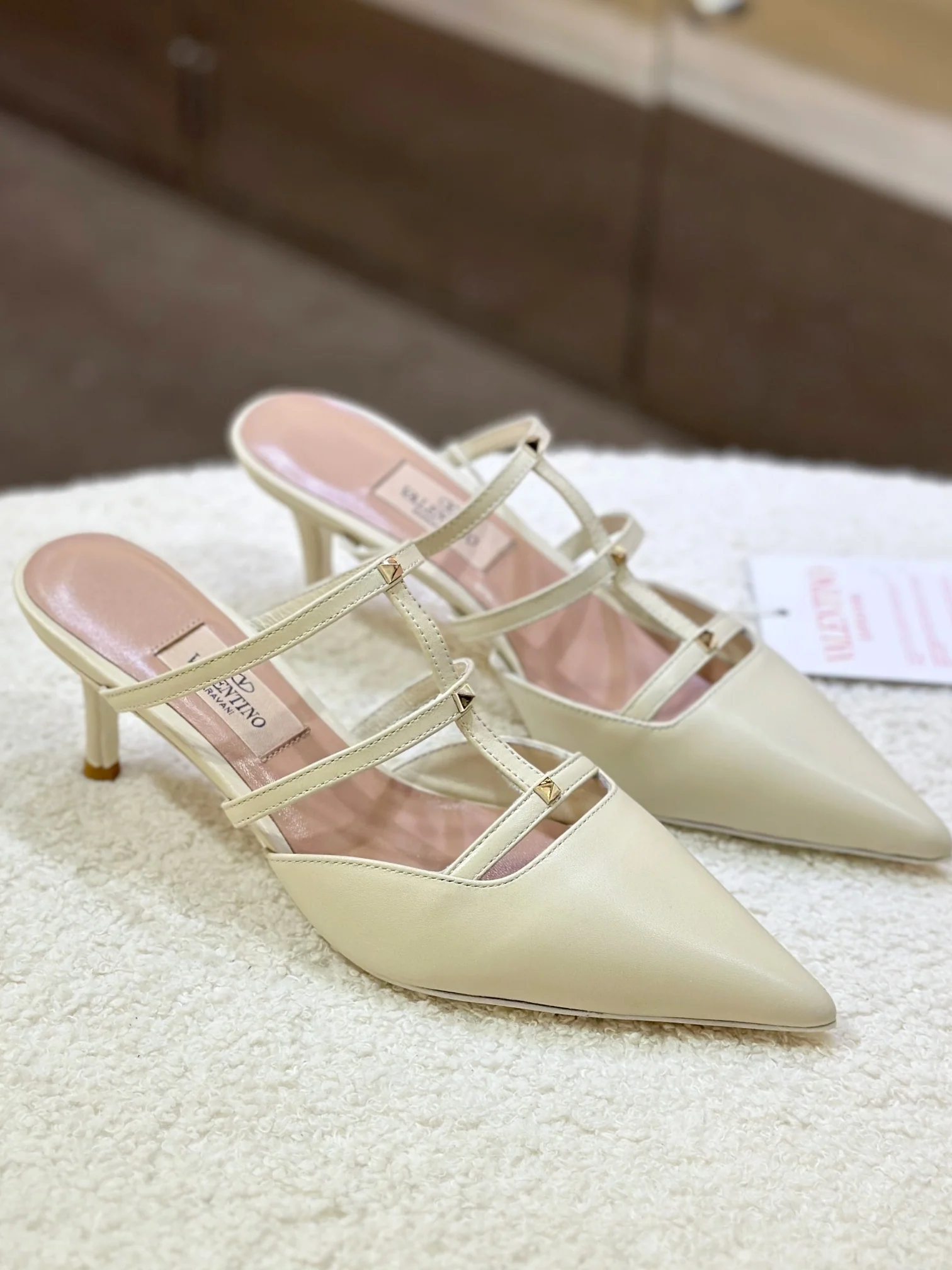 Сандалии Valentino 2024 с тремя ремешками и открытой пяткой - белые