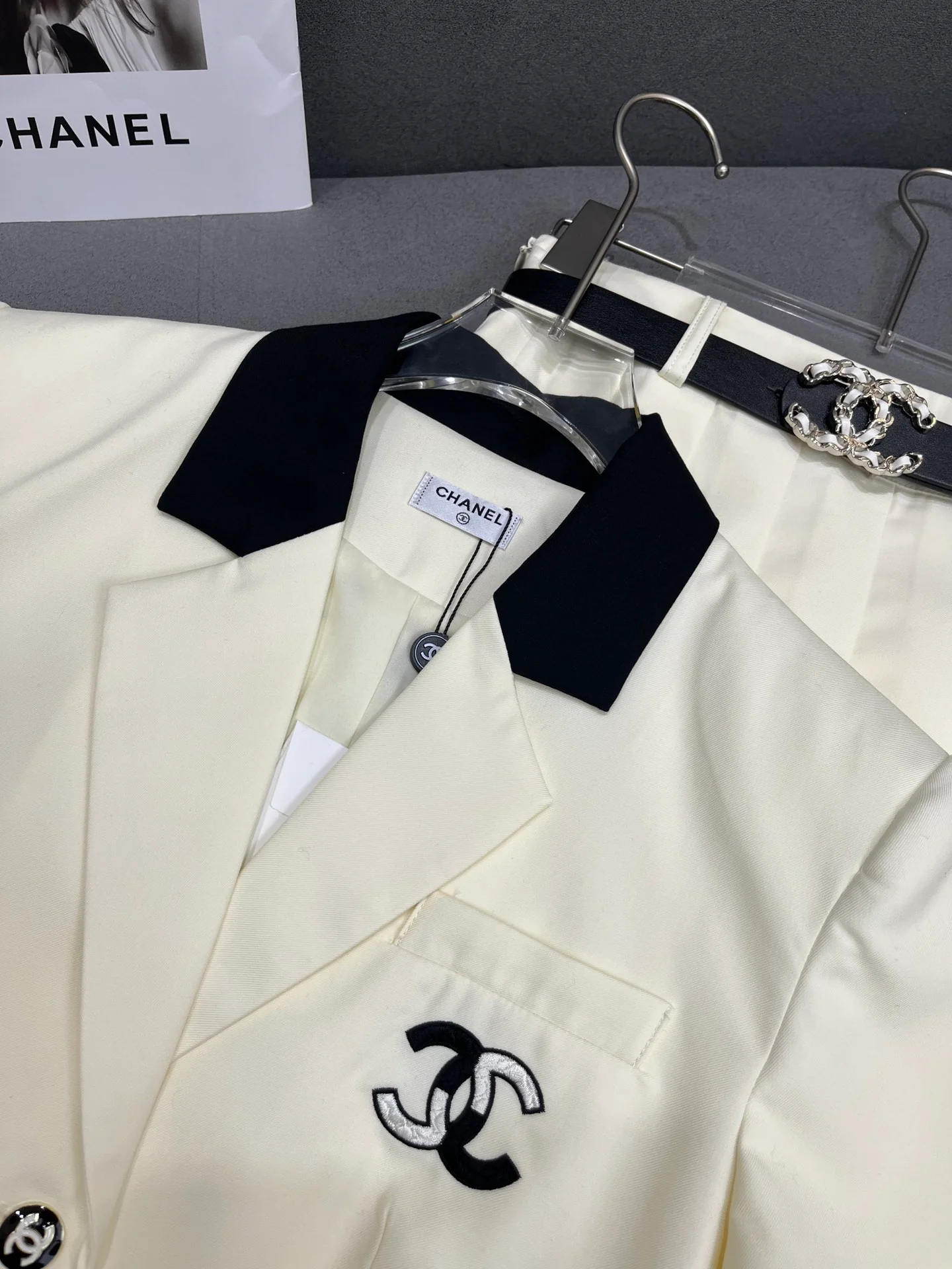 Комплект Chanel 2403-24ss весна/лето: пиджак и плиссированная юбка - белый