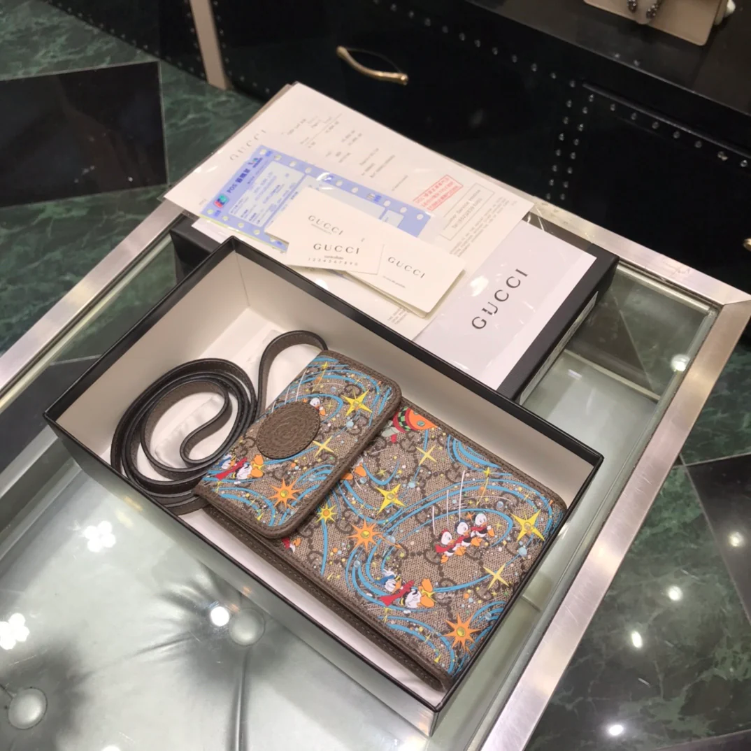 Сумка для телефона Gucci с изображением Дональда Дака