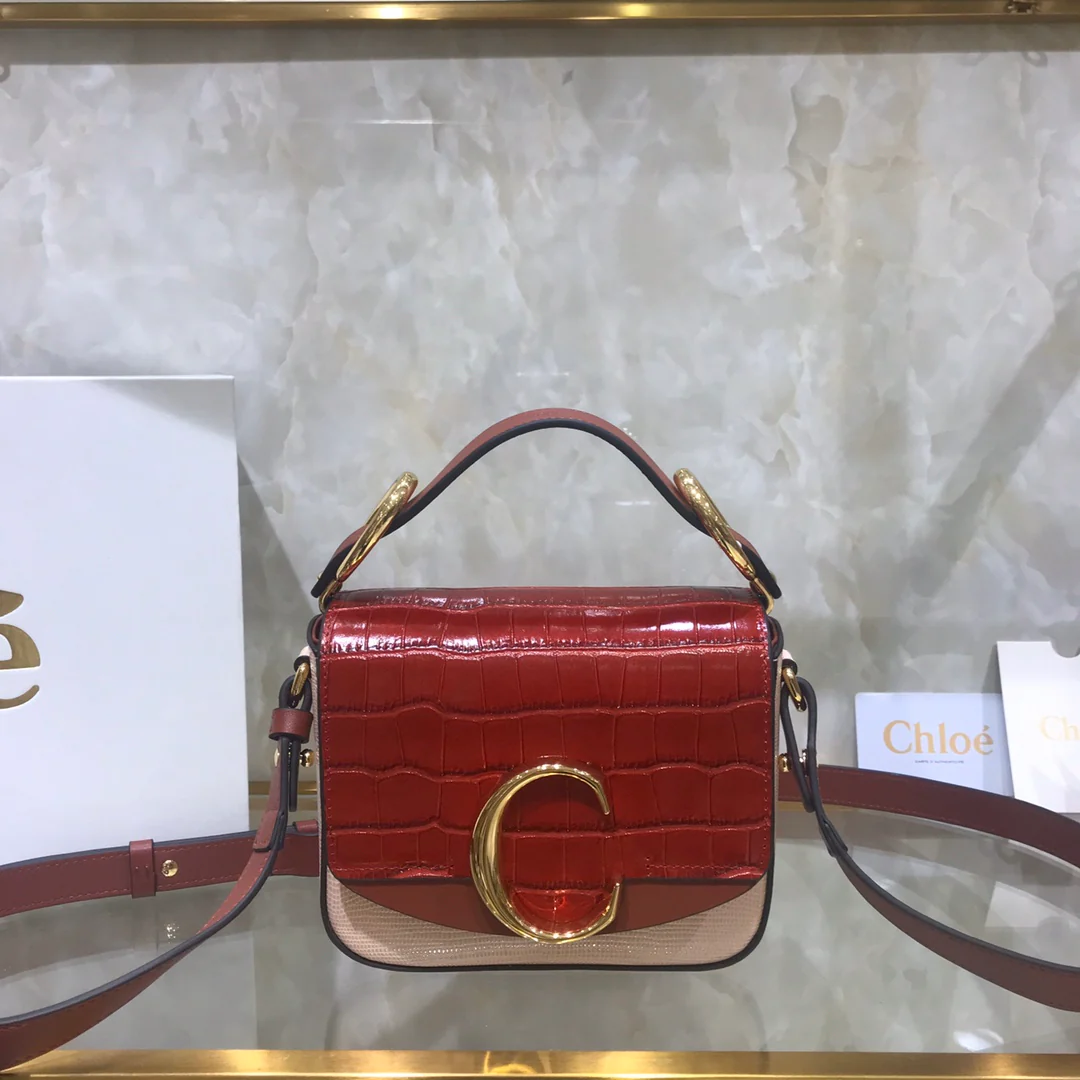 Сумка Chloe C-bag с тиснением под крокодила розового цвета.