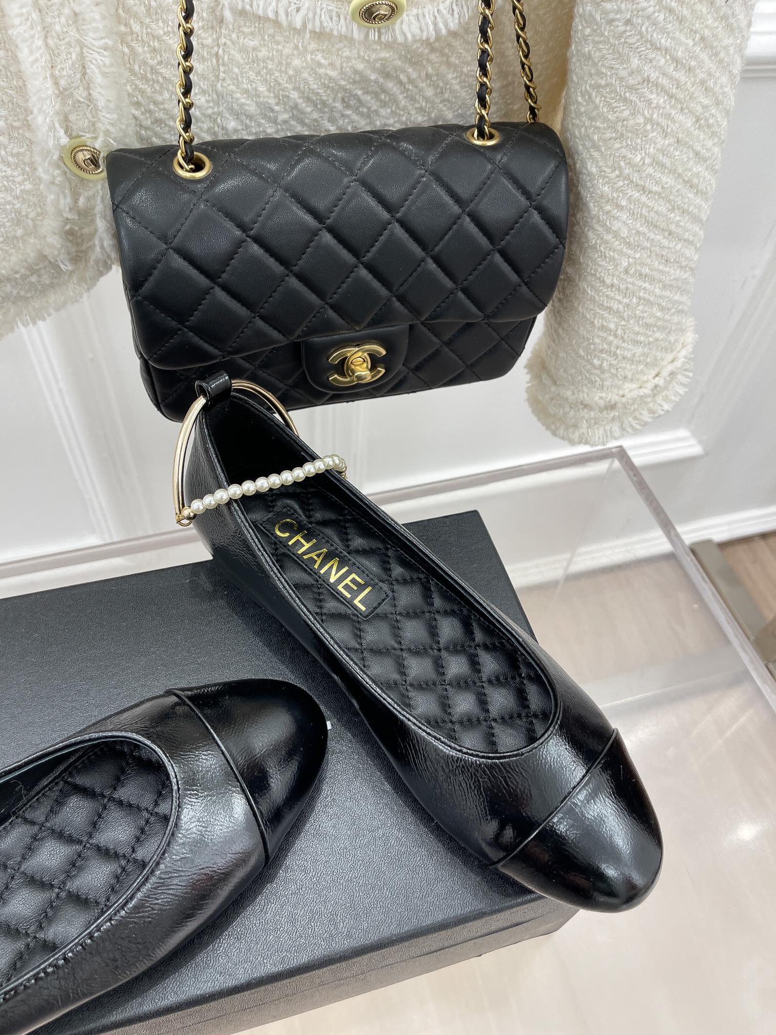 Chanel - Классический браслет на щиколотку с жемчужной цепочкой - Туфли Мэри Джейн