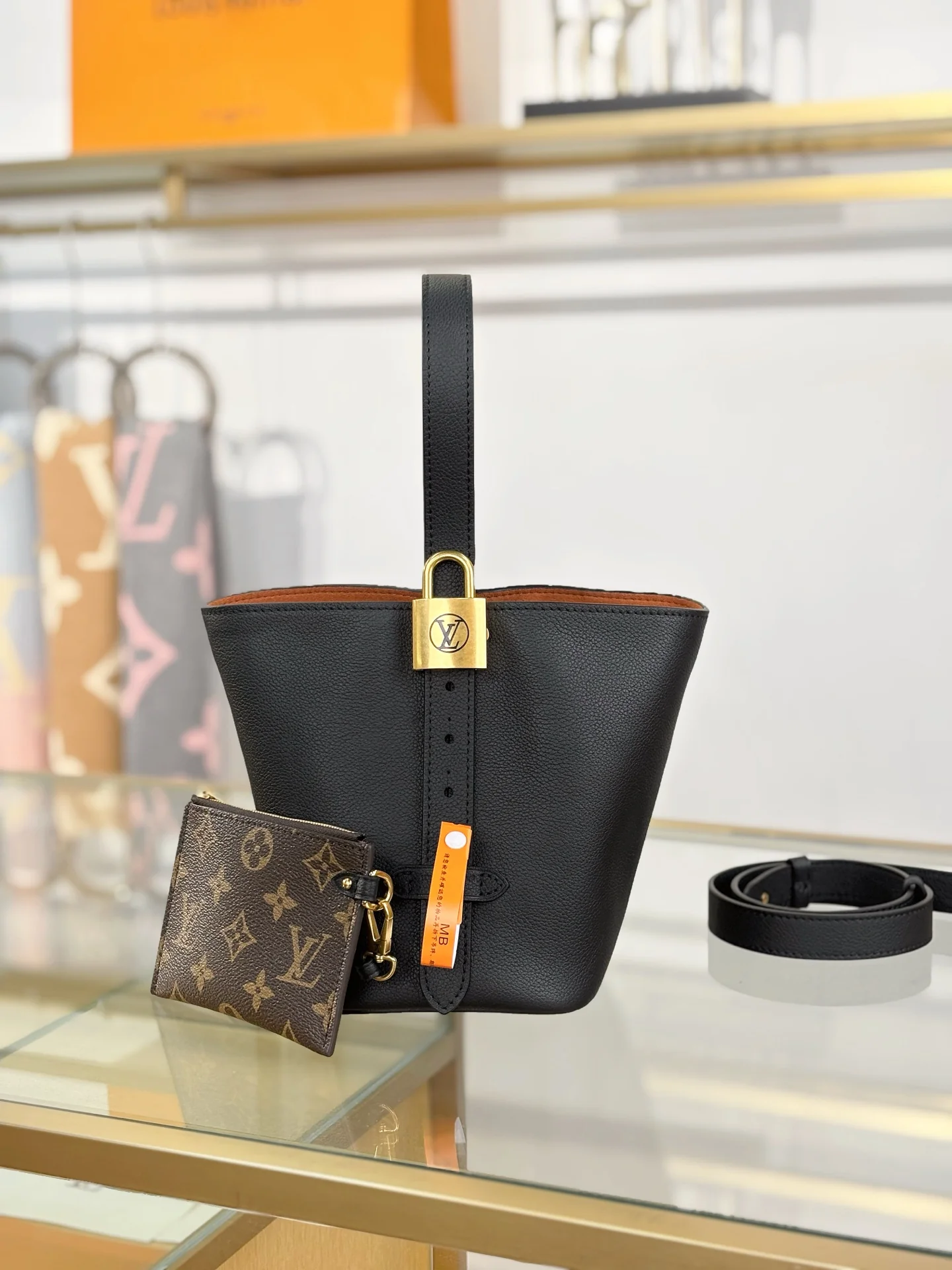 LV-m25543-low-key-all-in-bb сумка-черная