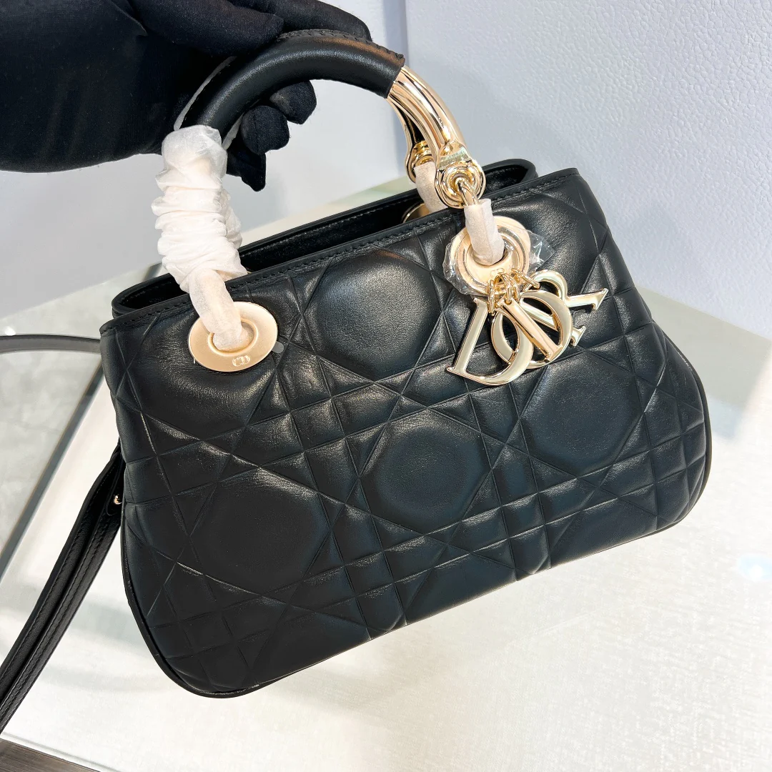 Сумочка Dior 95-22, маленькая, черная с золотой фурнитурой.