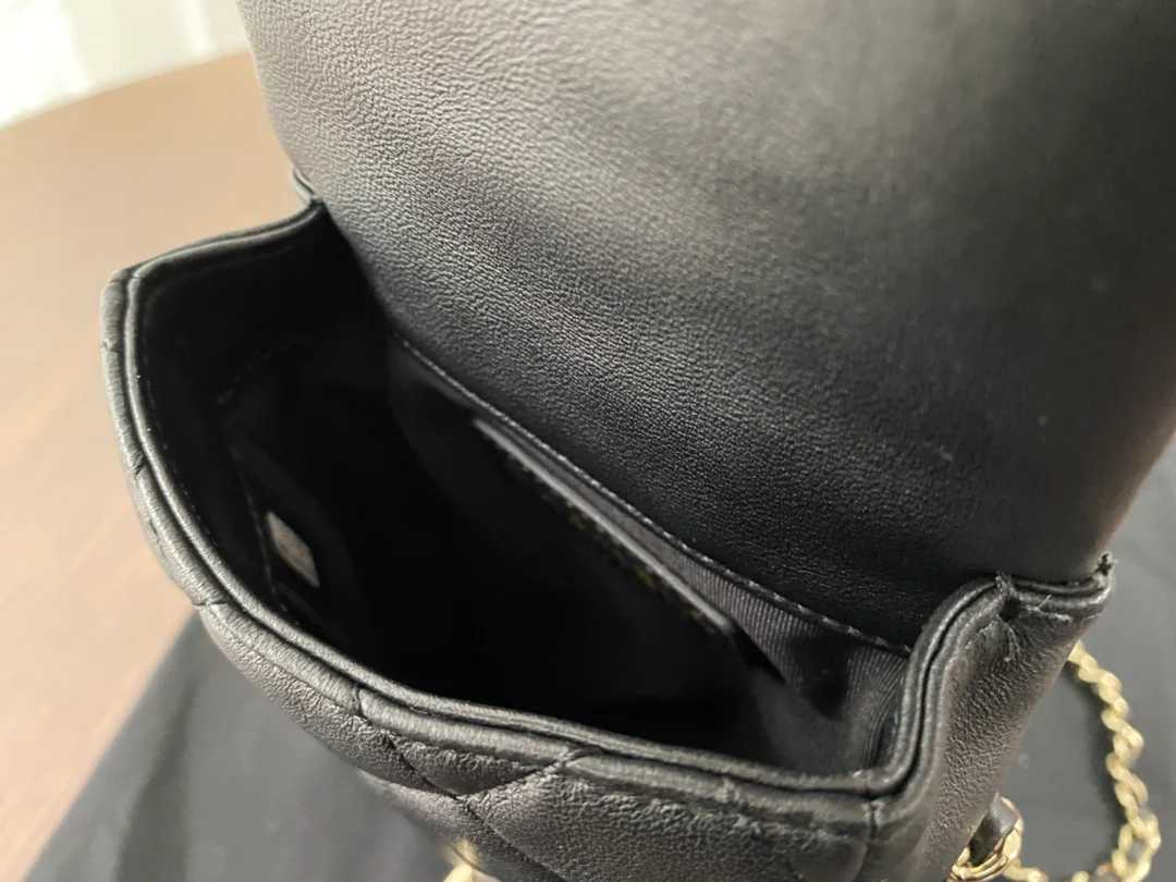 Сумка для телефона Chanel CF Pearl из коллекции Весна/Лето 2020 - Черная