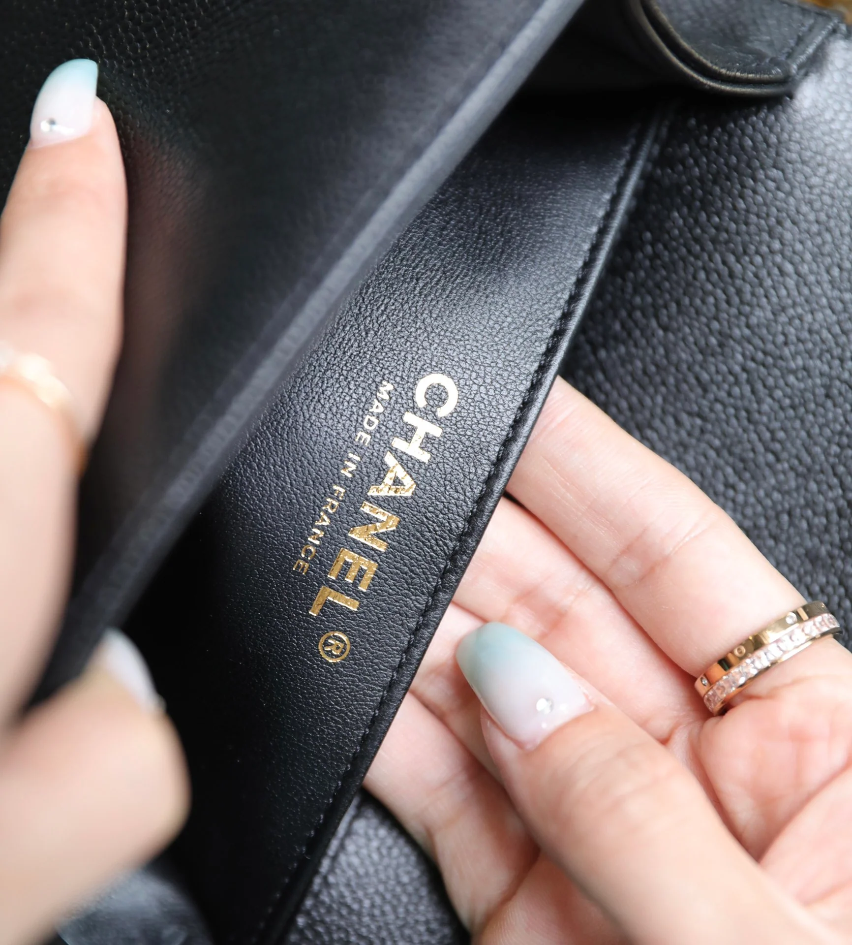 Новая кожаная сумка-мессенджер Chanel Métiers d'Art Saddle.