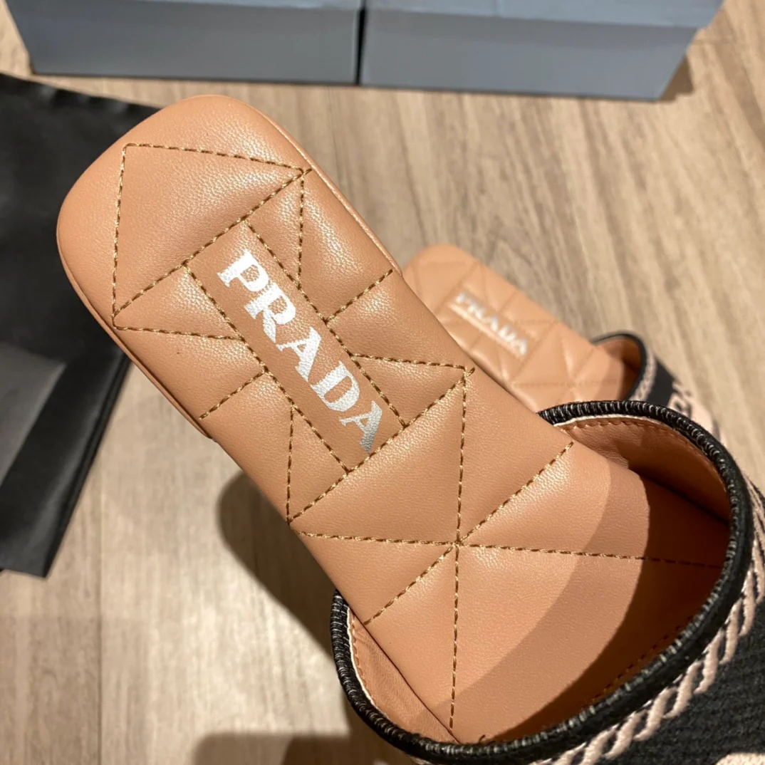 Prada - Вышитые тапочки