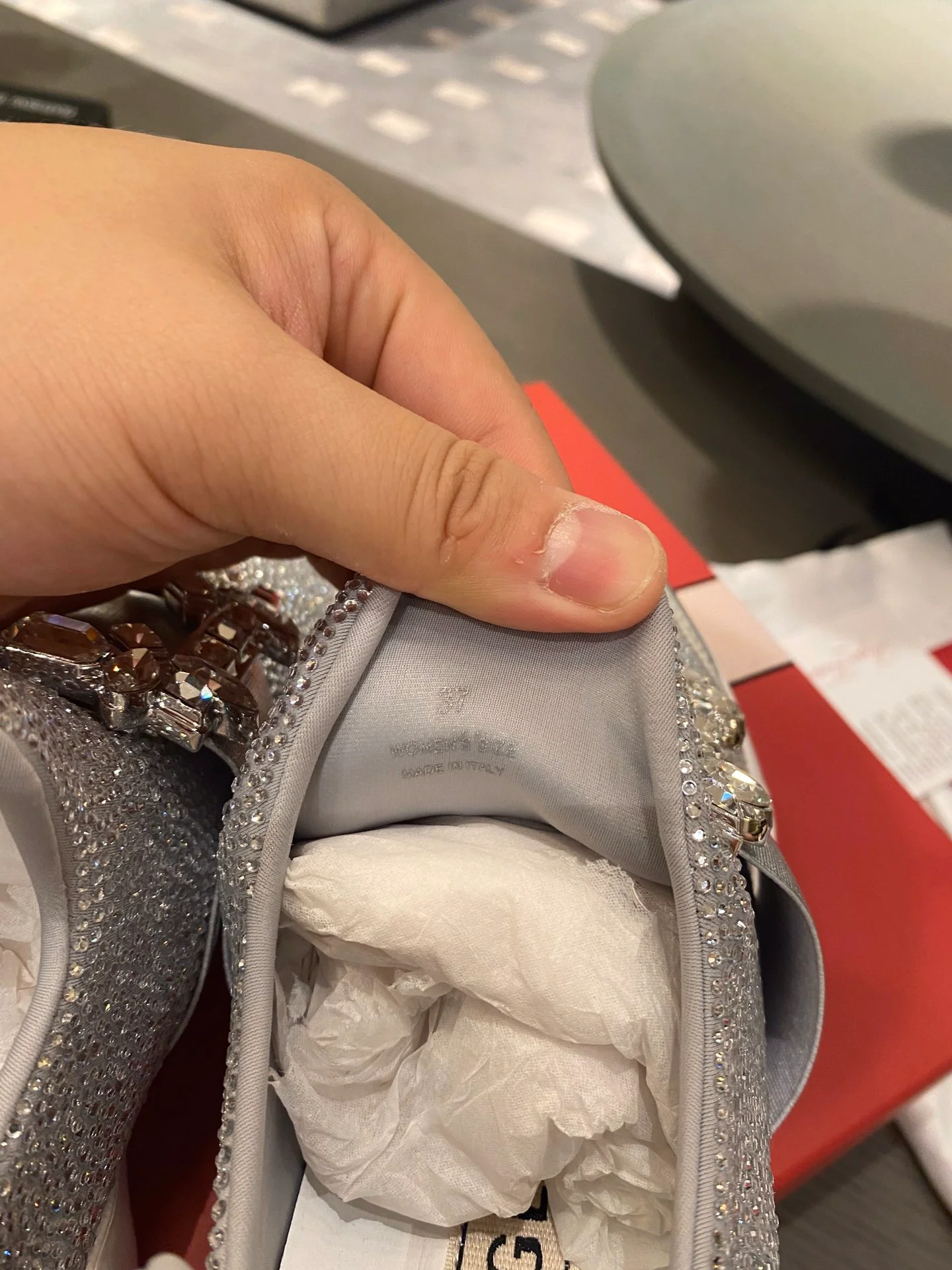 Кроссовки с пряжкой и стразами