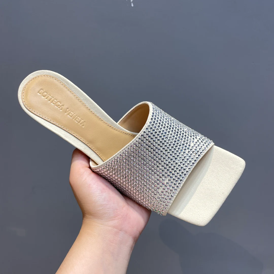 Сандалии на высоком каблуке из коллекции BV-2022 с подиума - 1