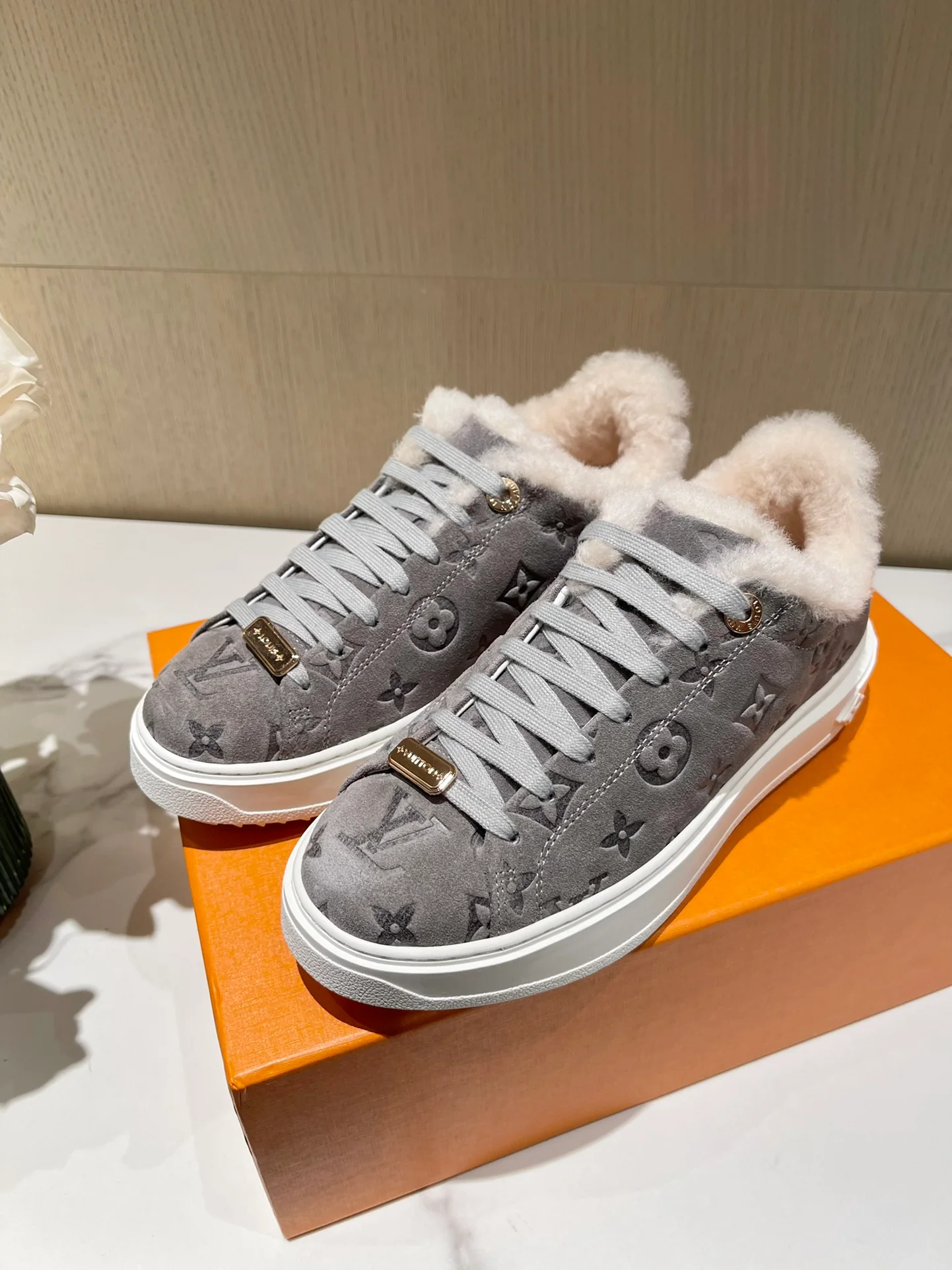 LV - Кроссовки с тиснением из шерсти - Серые