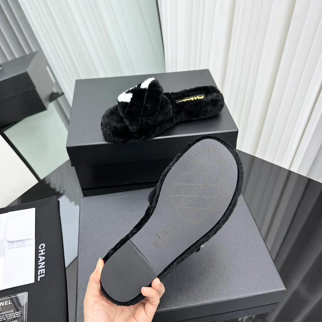 Новинка сезона осень/зима 2023 от Chanel - Популярно на Xiaohongshu - Меховые тапочки - Черные