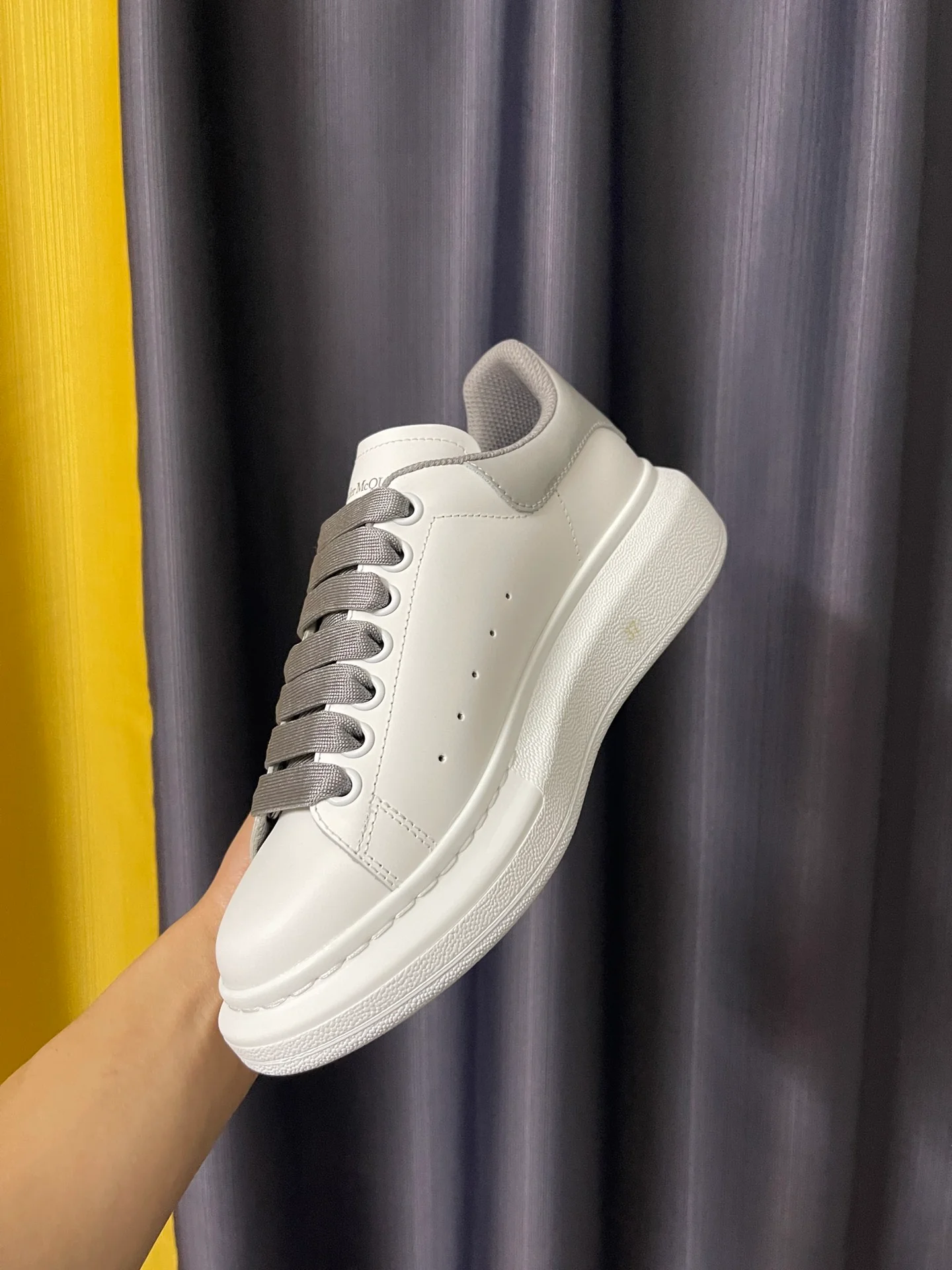 Классические белые кроссовки McQueen - унисекс - на каблуке из серой лакированной кожи