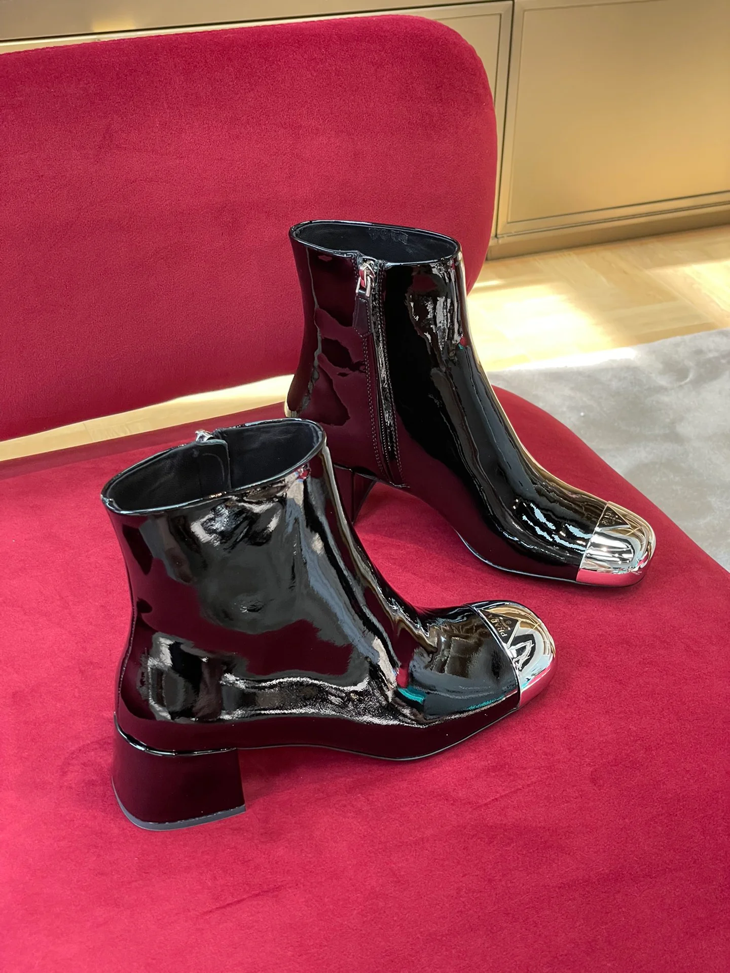 Новинка сезона осень/зима 2022 от Prada — металлические ботильоны с закругленным носком.