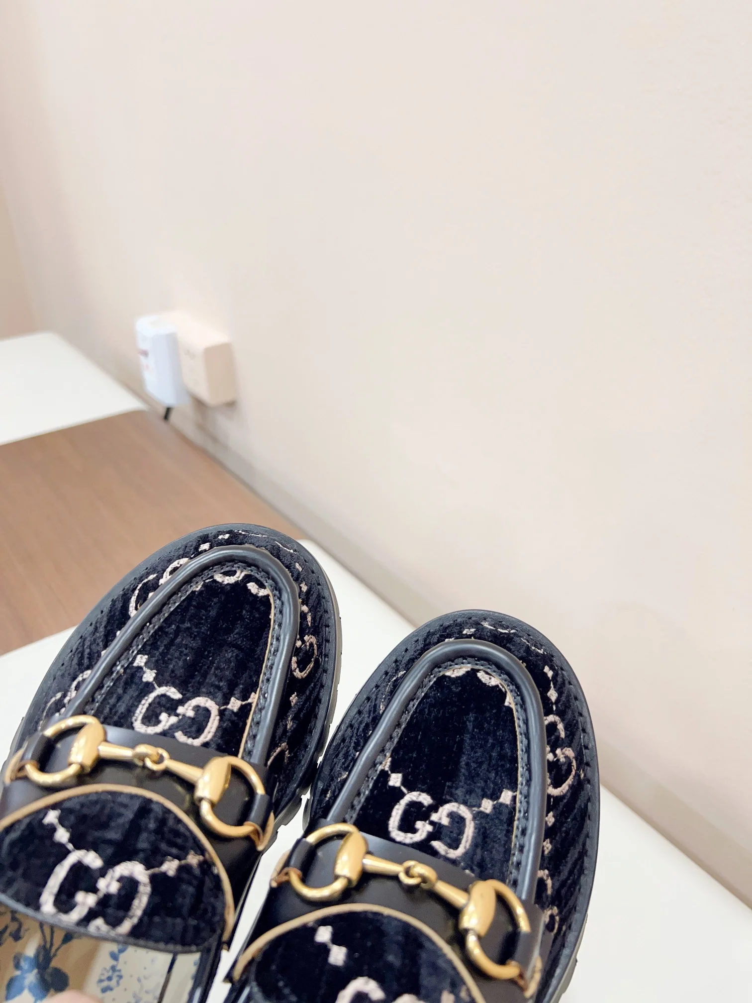 Новинка сезона осень/зима 2023 от Gucci — Лоферы — Черные с монограммой.
