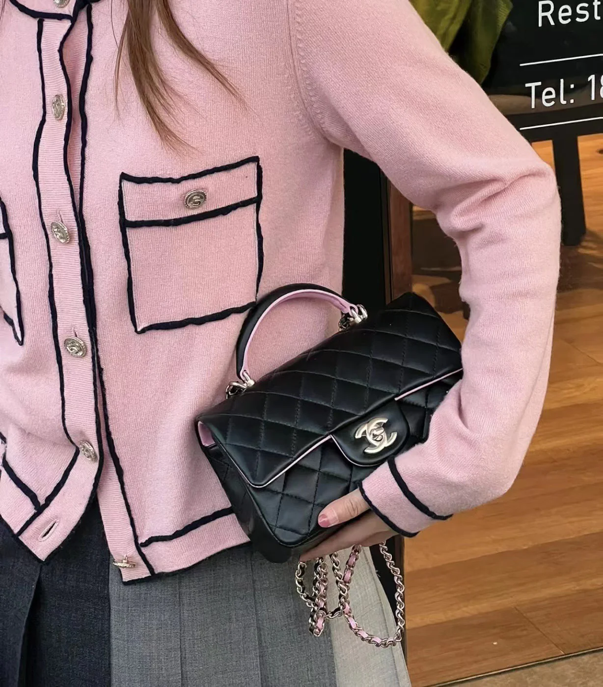 Новинка сезона весна/лето 2023 от Chanel - сумка CF - 20 см - черно-розовая - на фото.