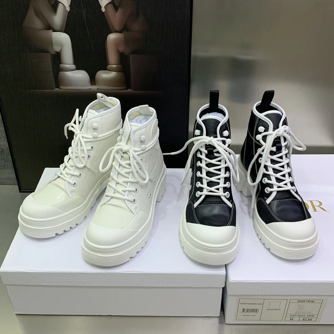 Ботинки Dior-d-rise в стиле Мартин с цветовыми блоками, логотипом, каблуком средней высоты, круглым носком и боковой молнией.