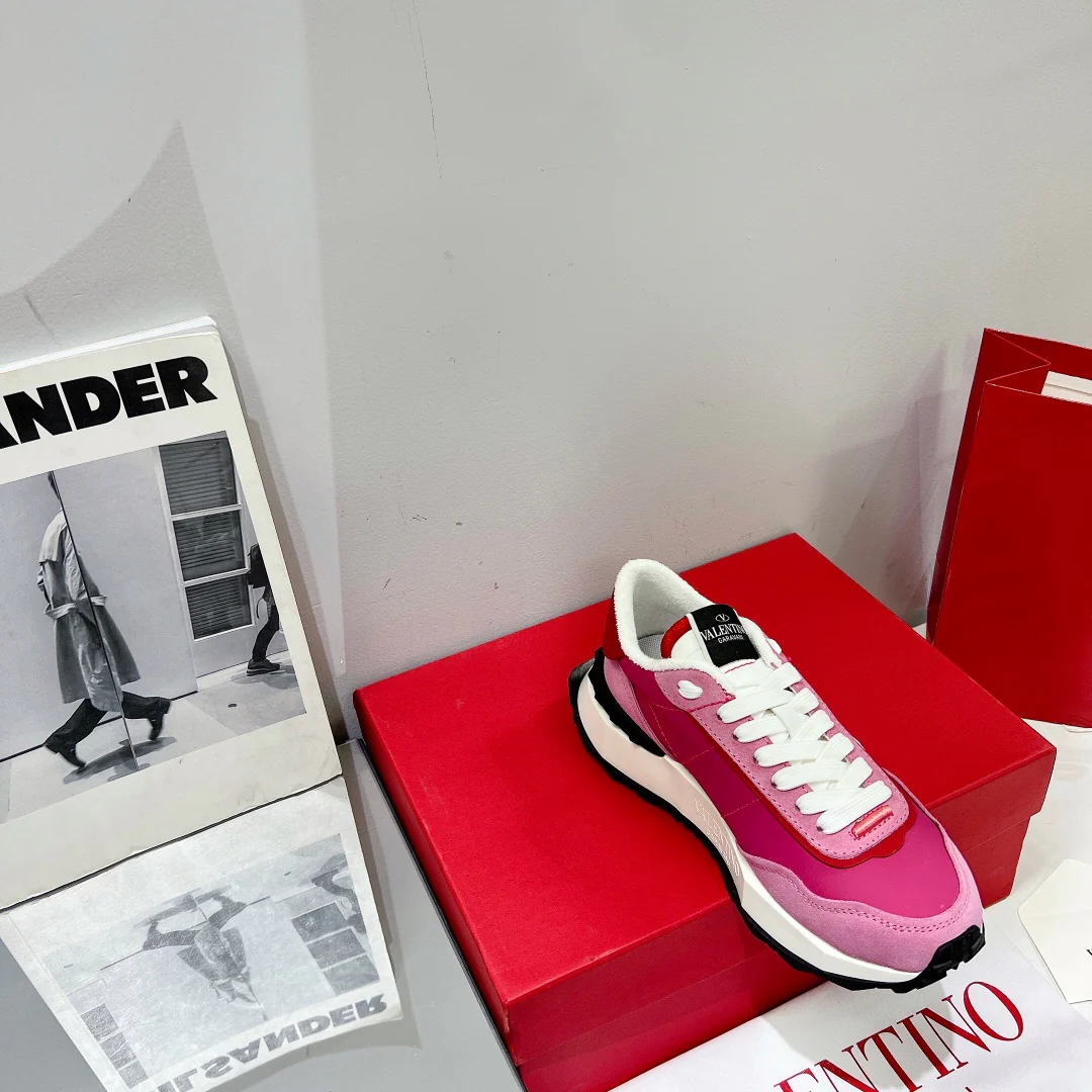 Новинка сезона весна/лето 2022 от Valentino - Кроссовки из шелковой кожи - Унисекс - Розовые