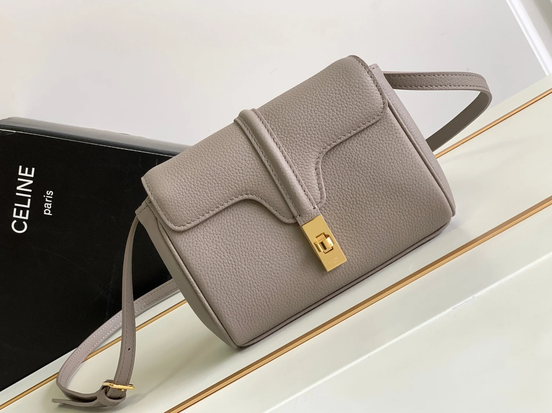 Новинка весны 2023 года от Celine - Миниатюрная сумка из мягкой зернистой телячьей кожи (16%) - Серая