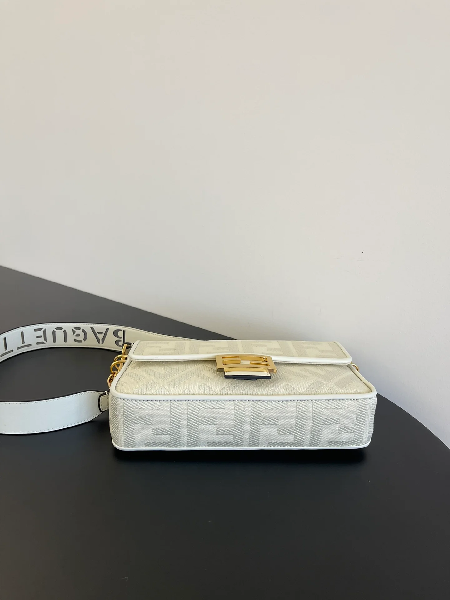 Сумка-багет Fendi с вышивкой - белая