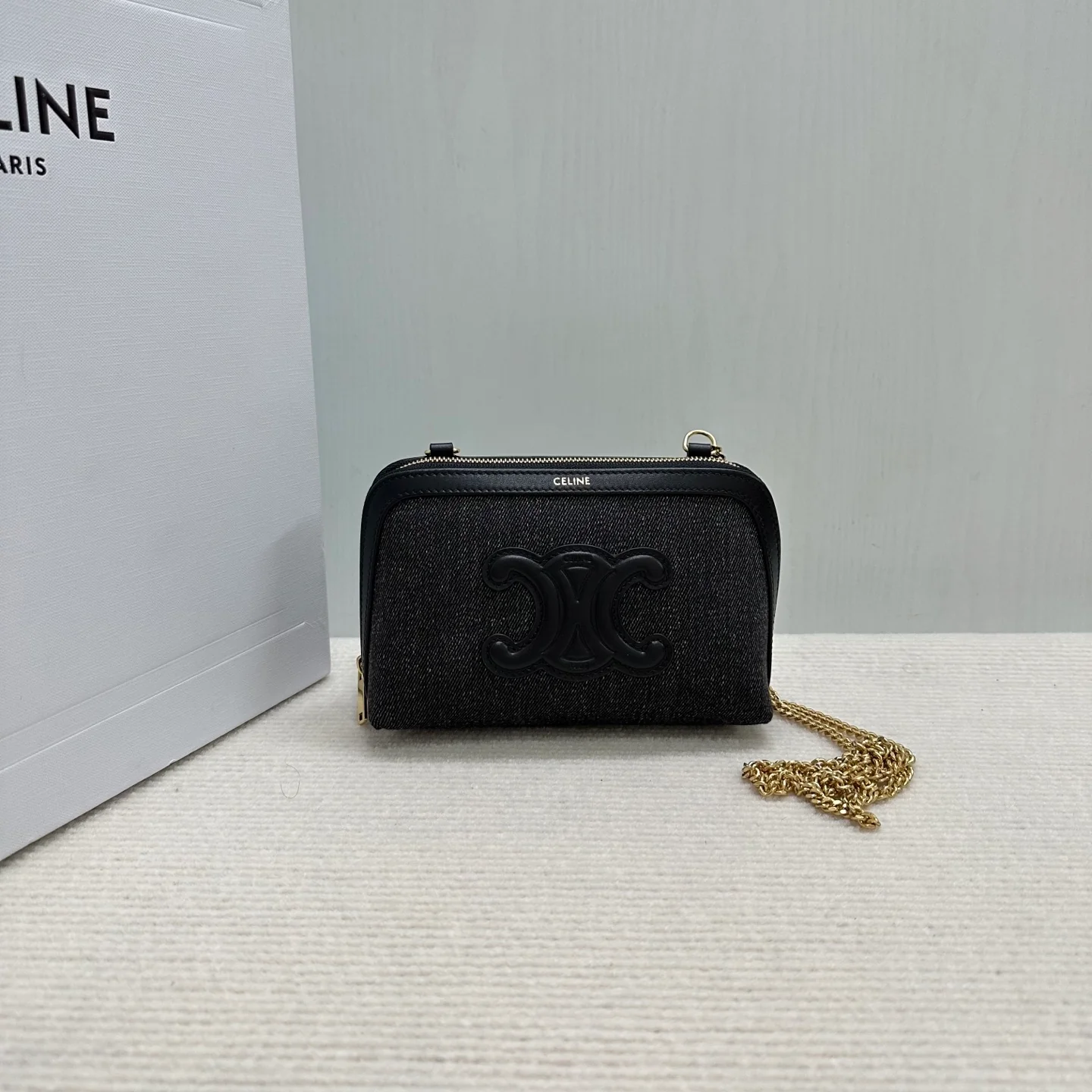 Сумка Celine из джинсовой ткани с вышивкой и цепочкой из ракушек