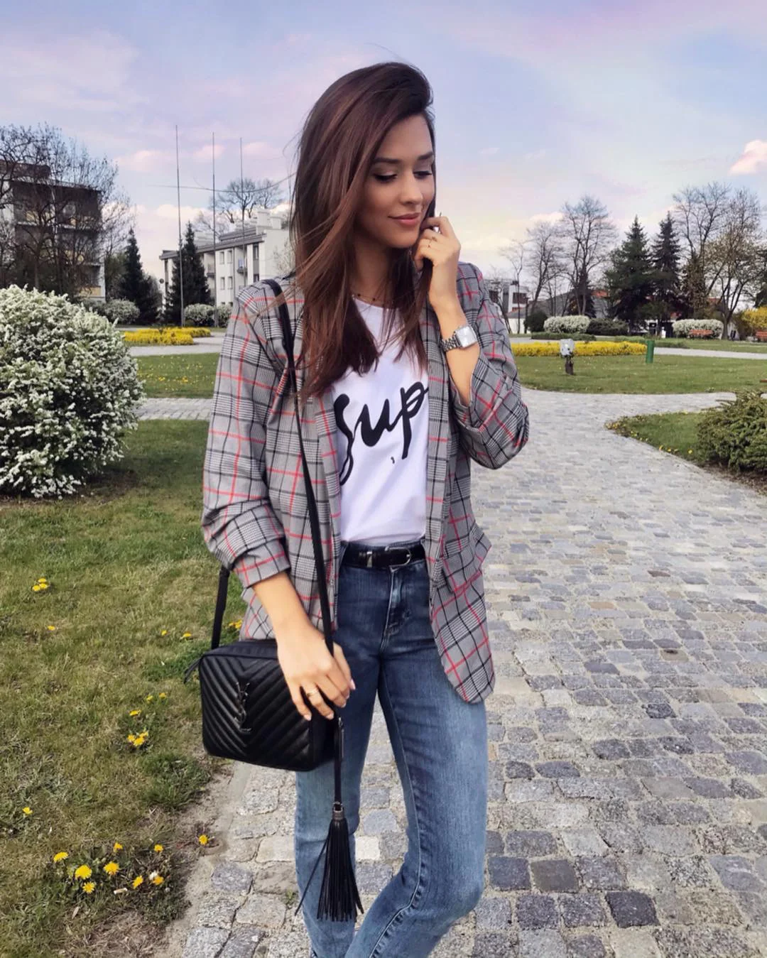 Фотосумка YSL Lou Bag — черная с серебристой фурнитурой.