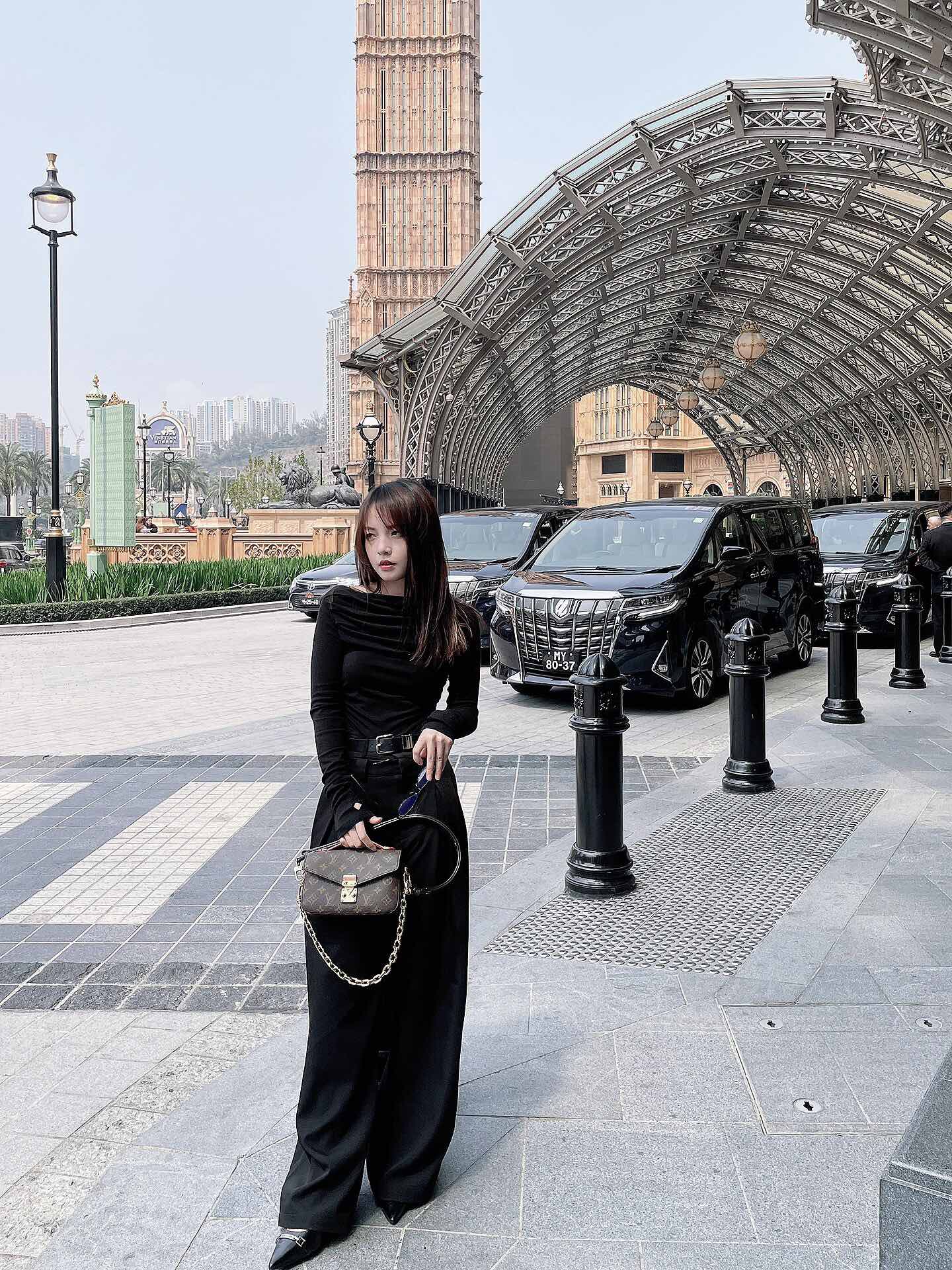 m46279-LV-pochette-metis-east-west-messenger bag-shoulder/crossbody bag