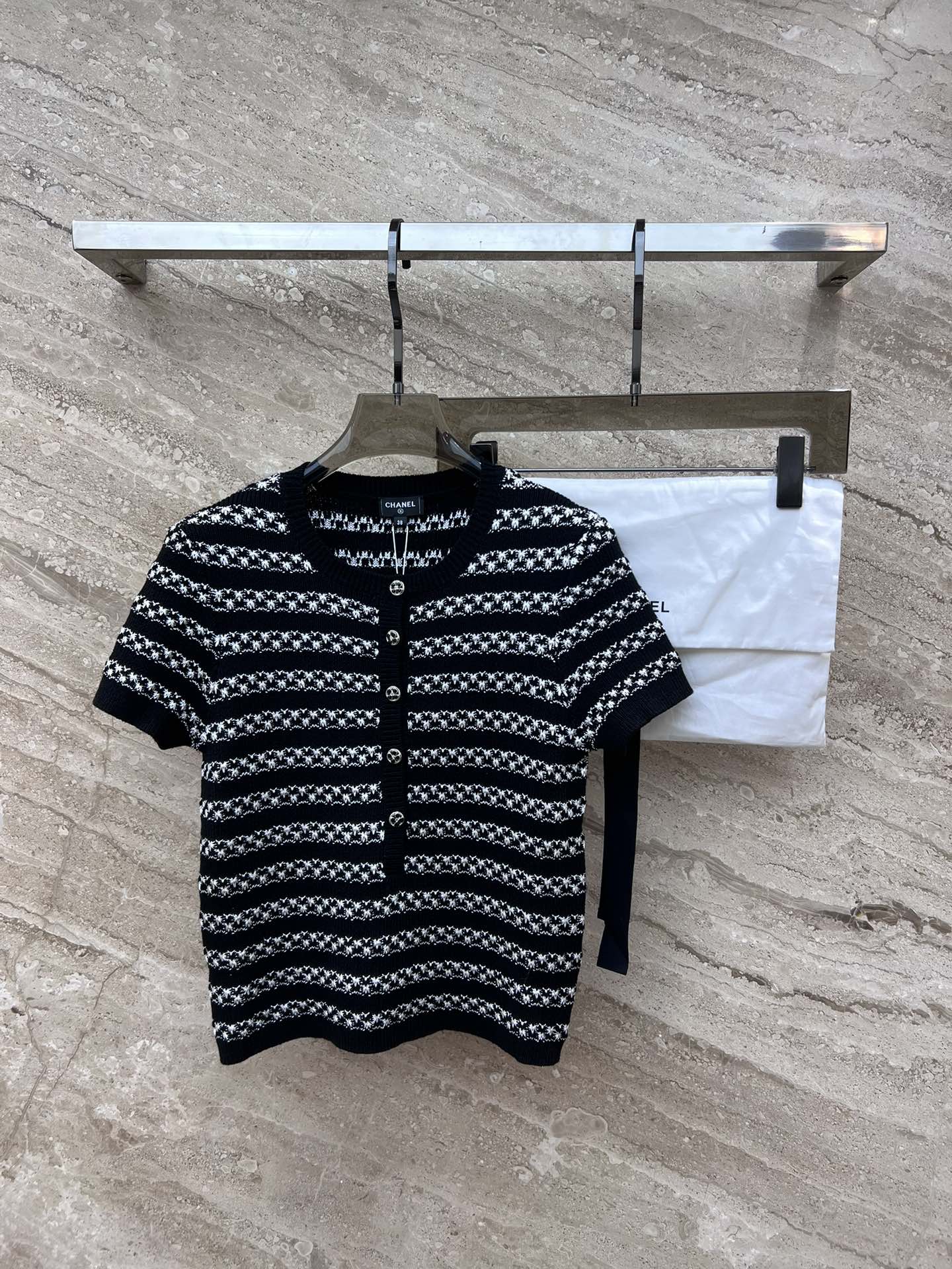 Вязаный топ Chanel 2403 из специальной пряжи с короткими рукавами - черный