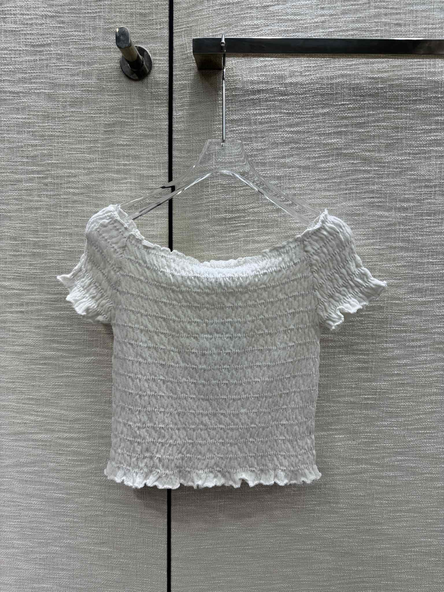 Celine 2403 - Трикотажное платье с коротким рукавом и плиссировкой, открытыми плечами - Белое