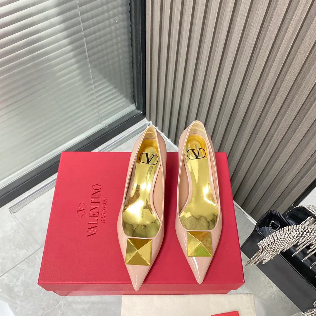 Новинка сезона осень/зима 2022 от Valentino - Туфли на низком каблуке с заклепками - Розовые